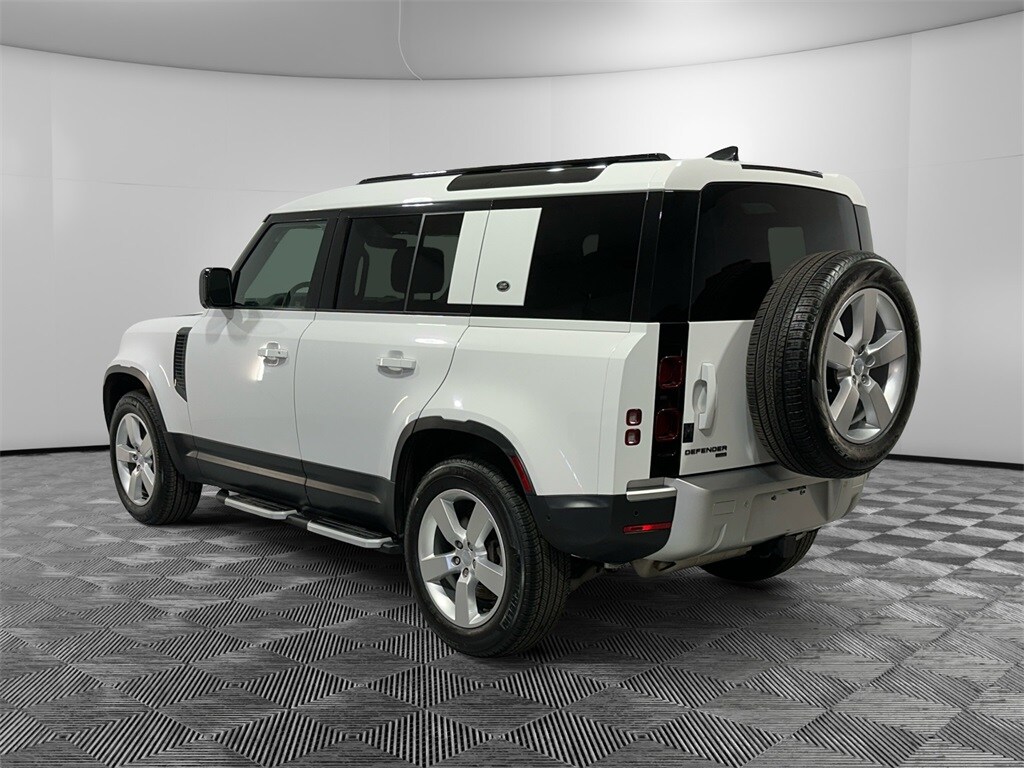 2023 Land Rover Defender 110 SE photo 3