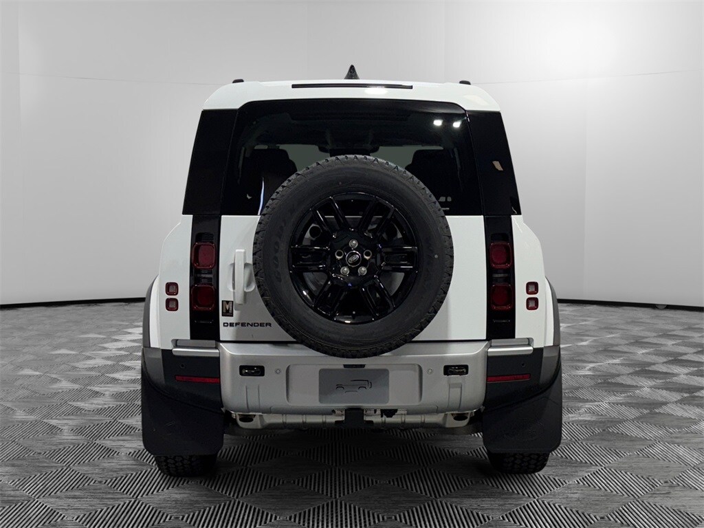 2025 Land Rover Defender 110 S photo 4
