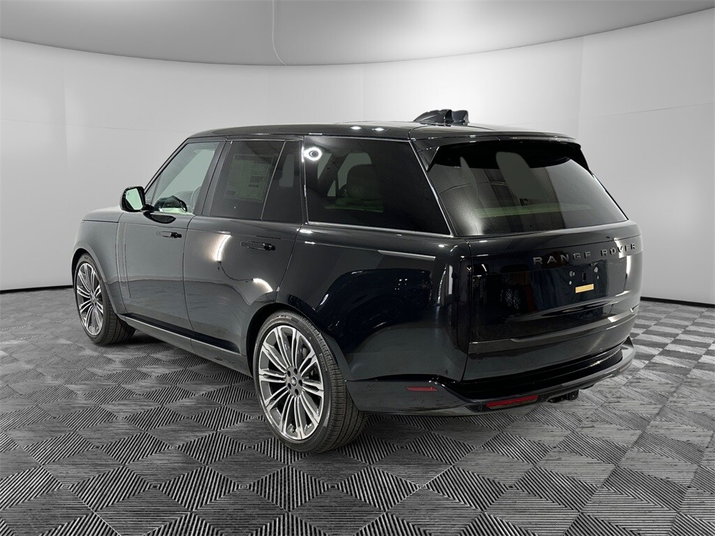 2025 Land Rover Range Rover SE photo 3
