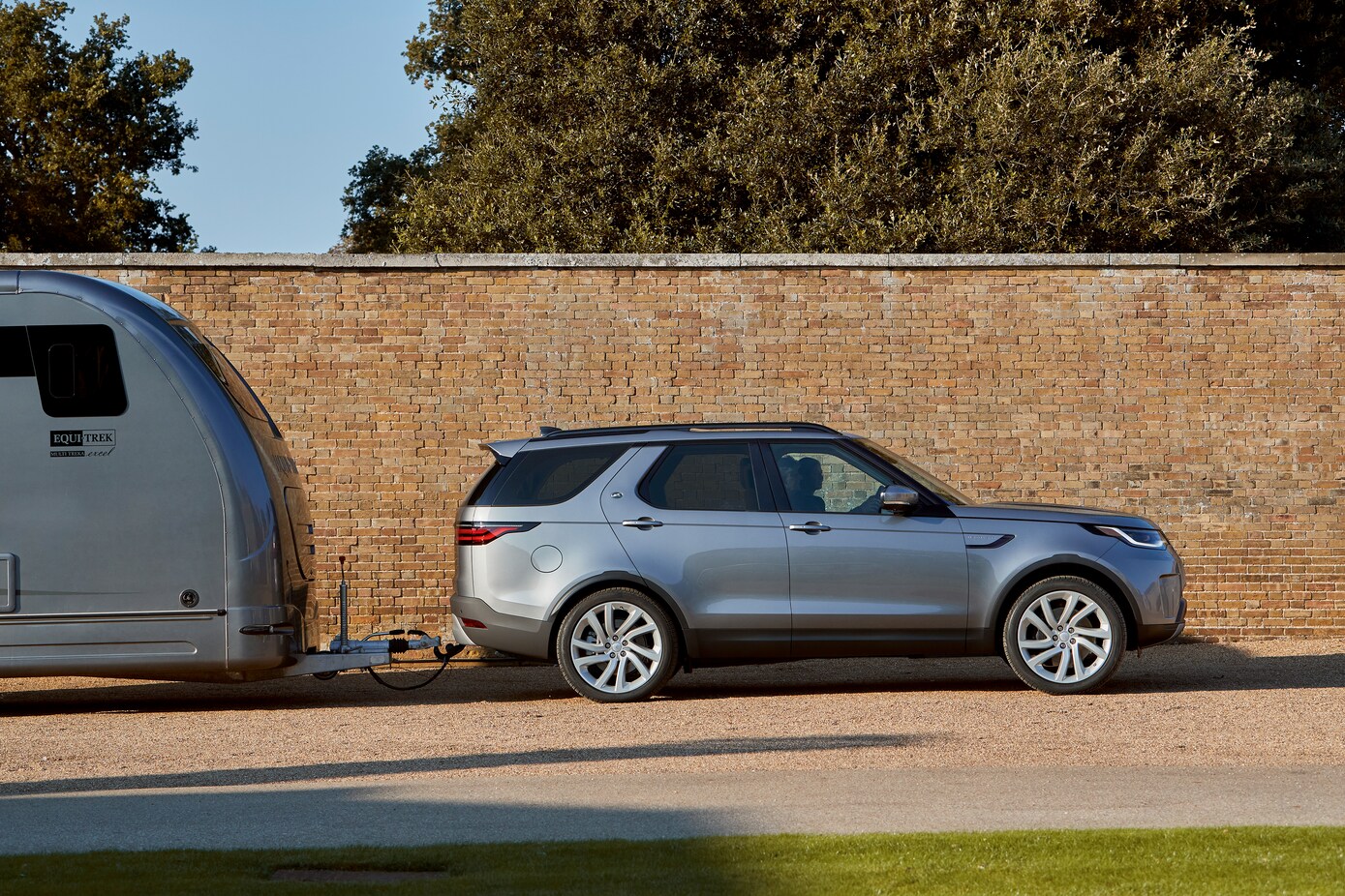  Discovery towing a trailer