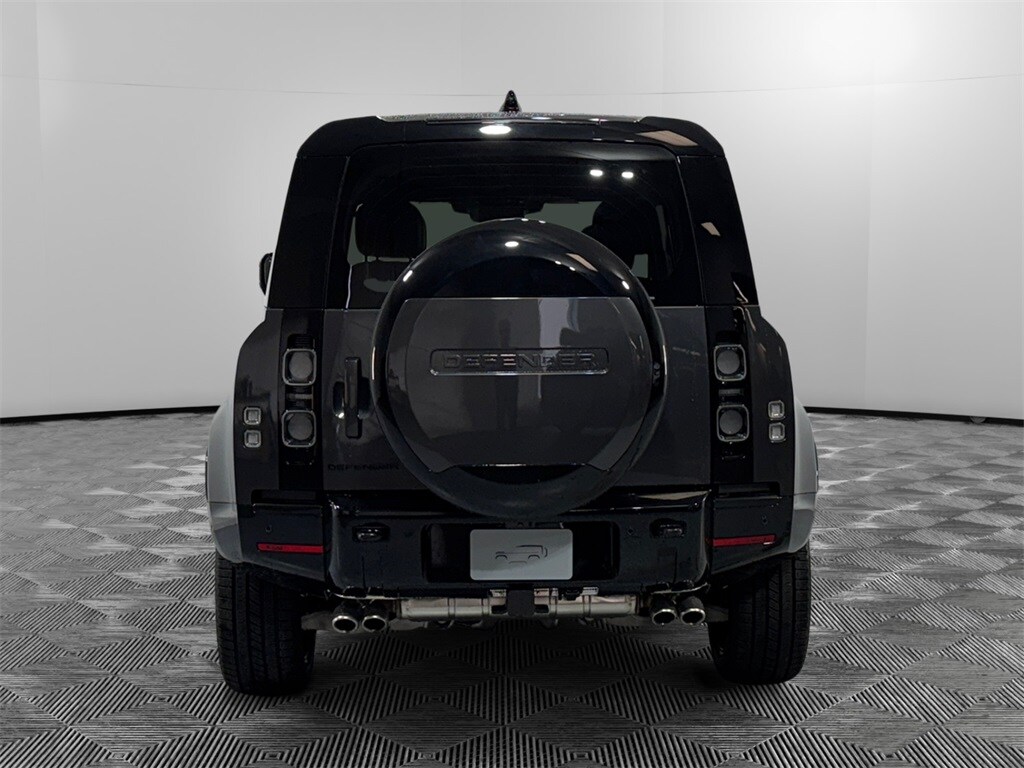2025 Land Rover Defender 110 V8 photo 3