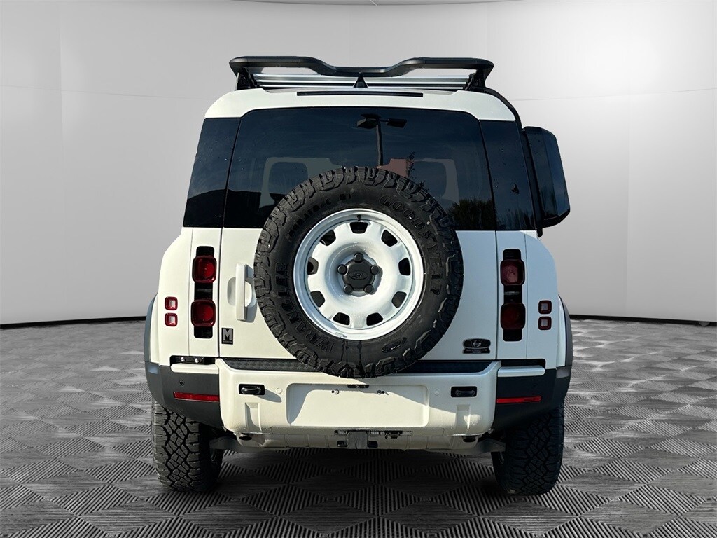2024 Land Rover Defender 110 photo 4