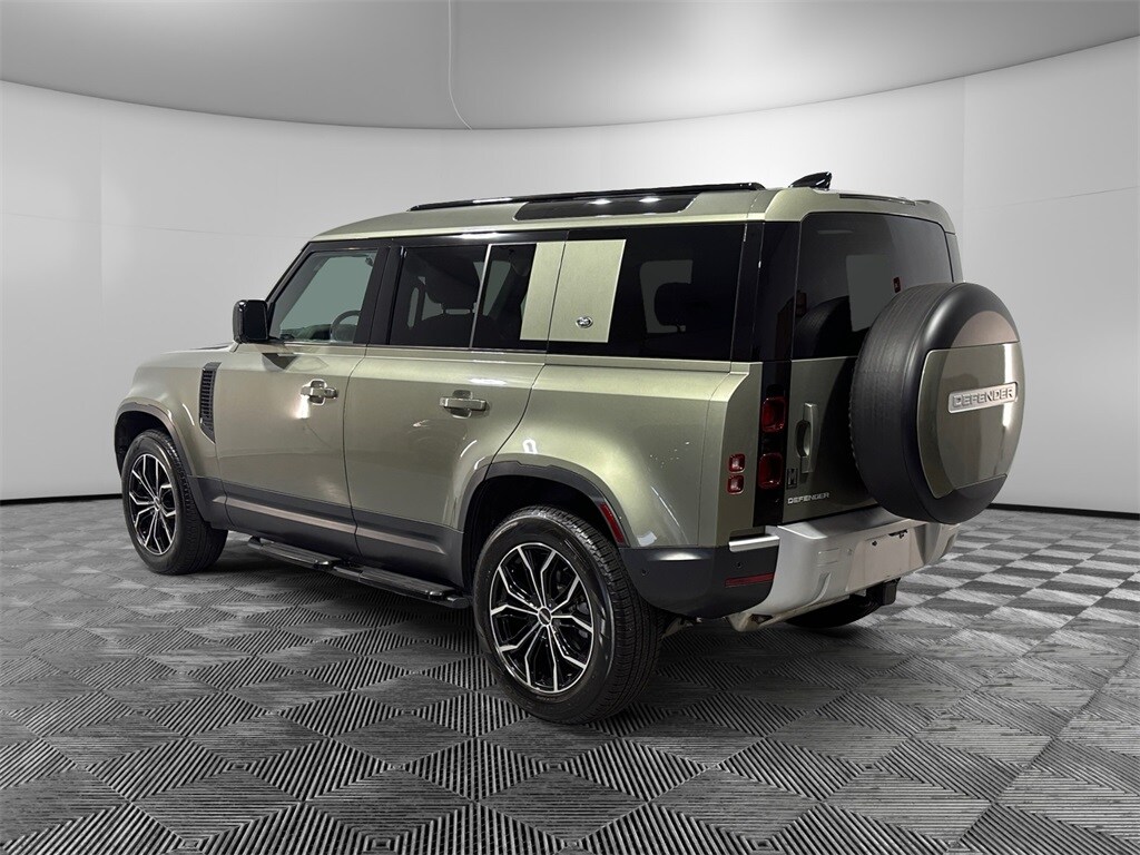2024 Land Rover Defender 110 S photo 3