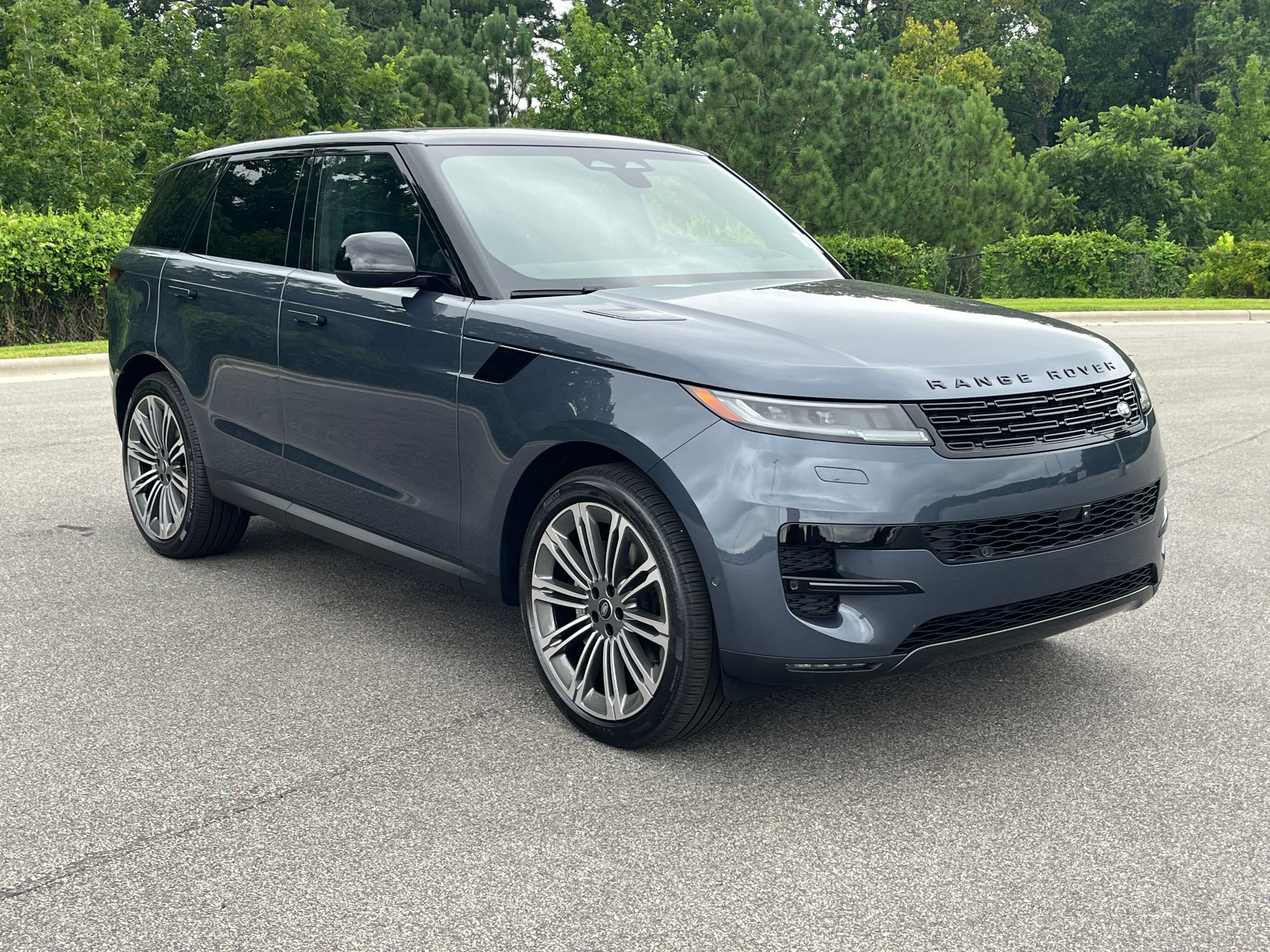 2025 Land Rover Range Rover Sport SE photo 3