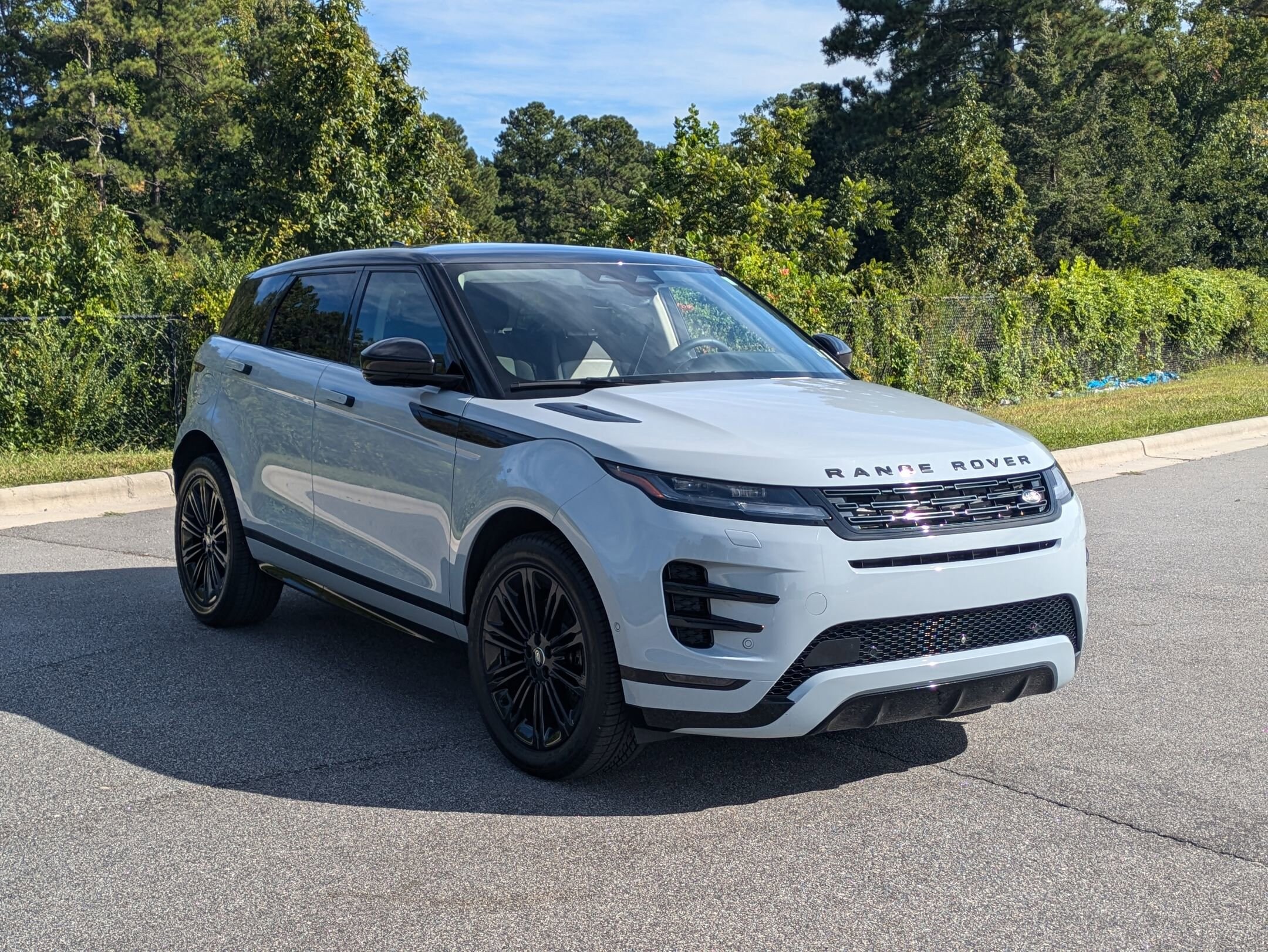 2024 Land Rover Range Rover Evoque Dynamic SE photo 3