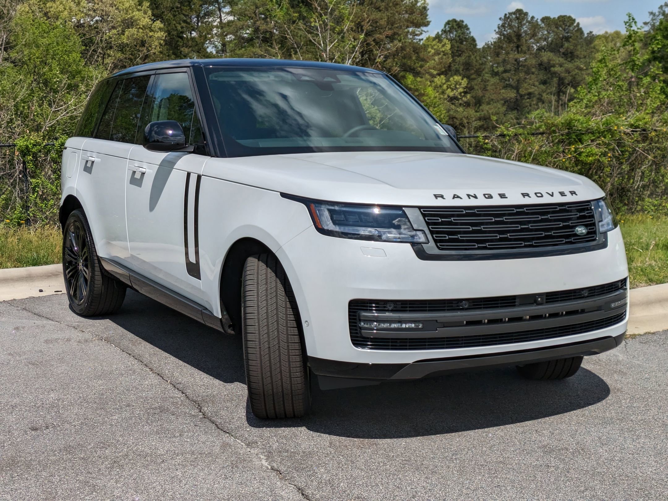 2025 Land Rover Range Rover SE photo 3