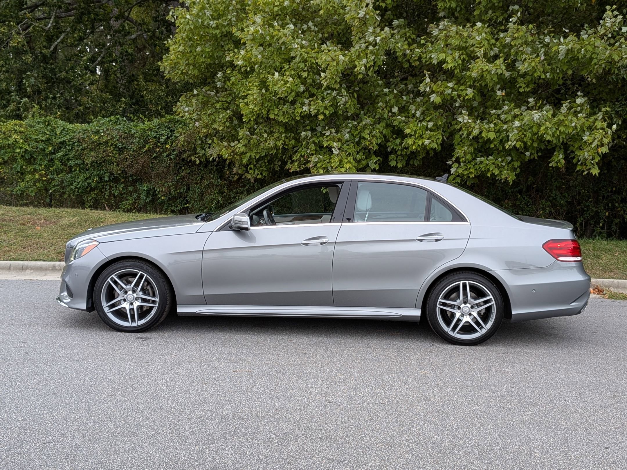 2015 Mercedes Benz E 400 Sedan photo 3
