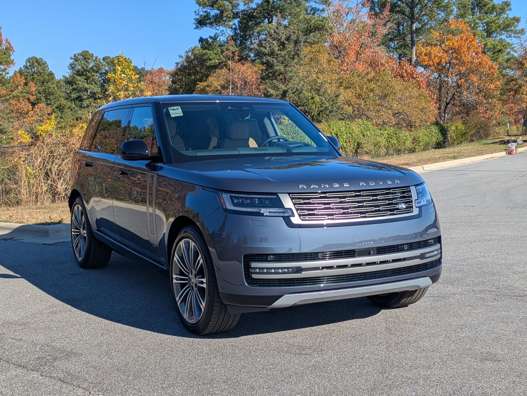 2025 Land Rover Range Rover SE photo 3