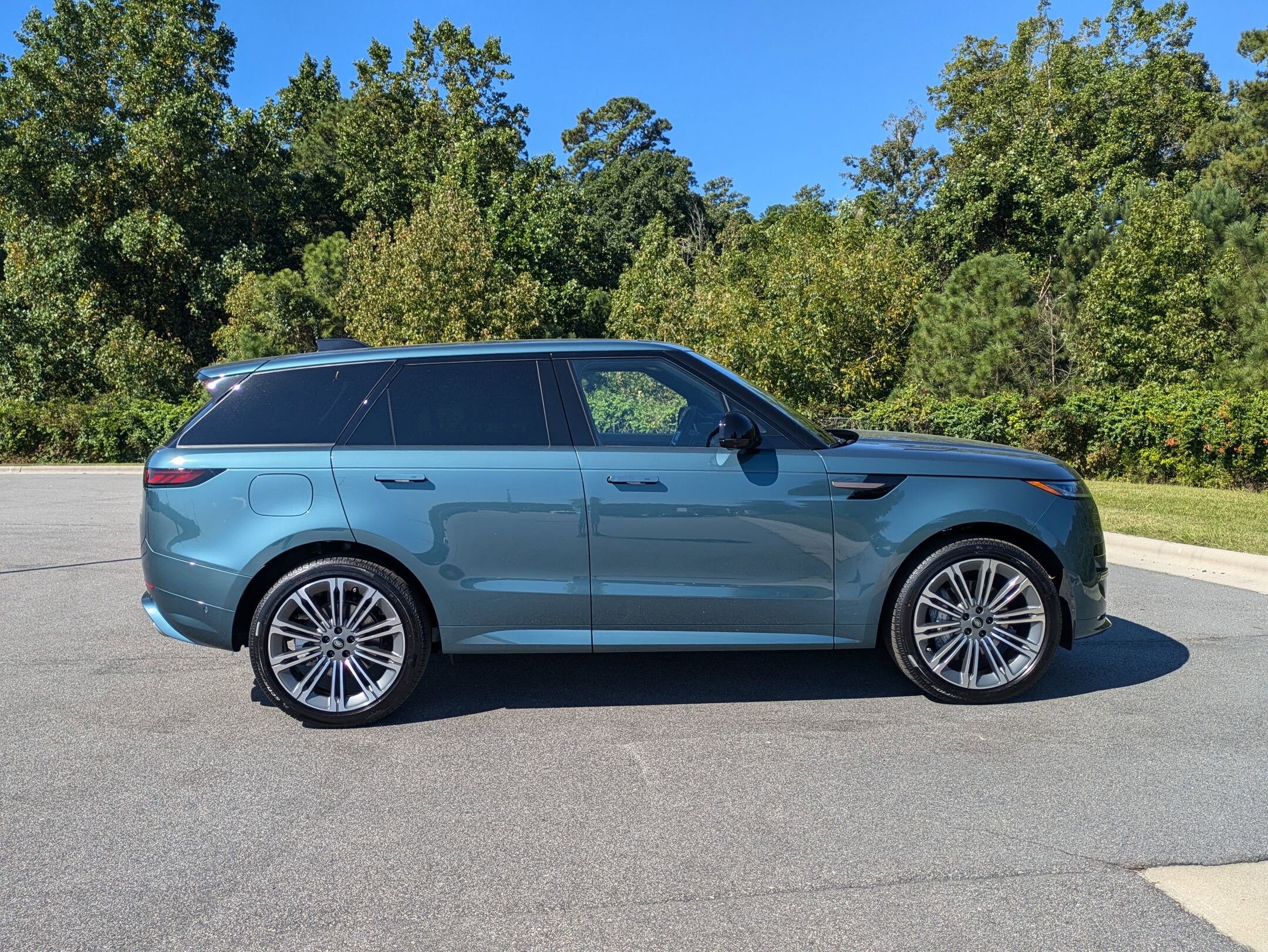 2025 Land Rover Range Rover Sport SE photo 4