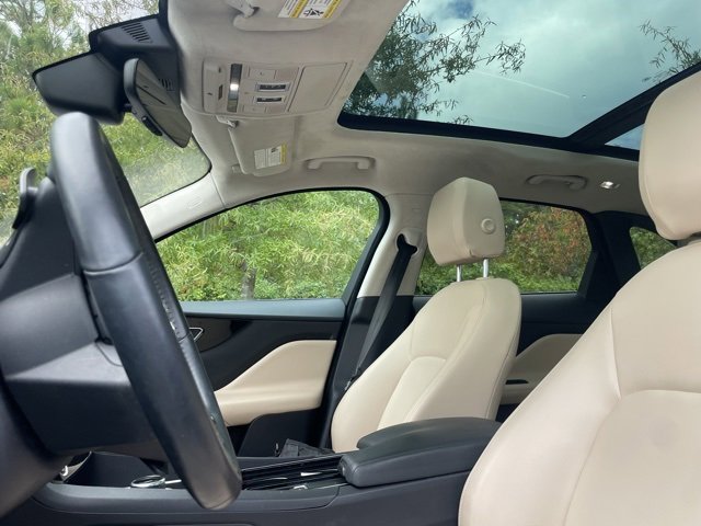 2020 Jaguar F-PACE Premium photo 3