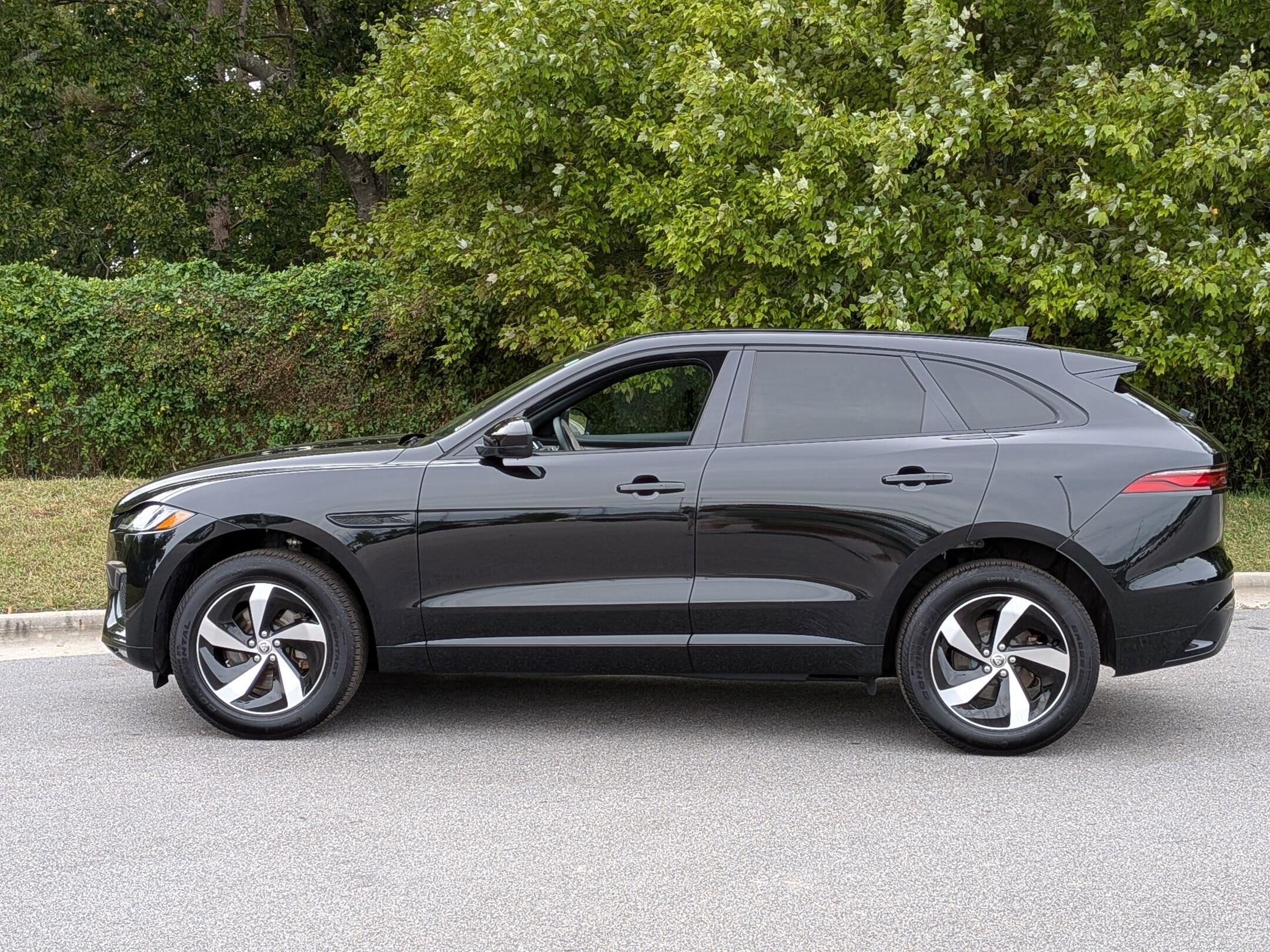2025 Jaguar F-PACE P250 R-Dynamic S photo 2