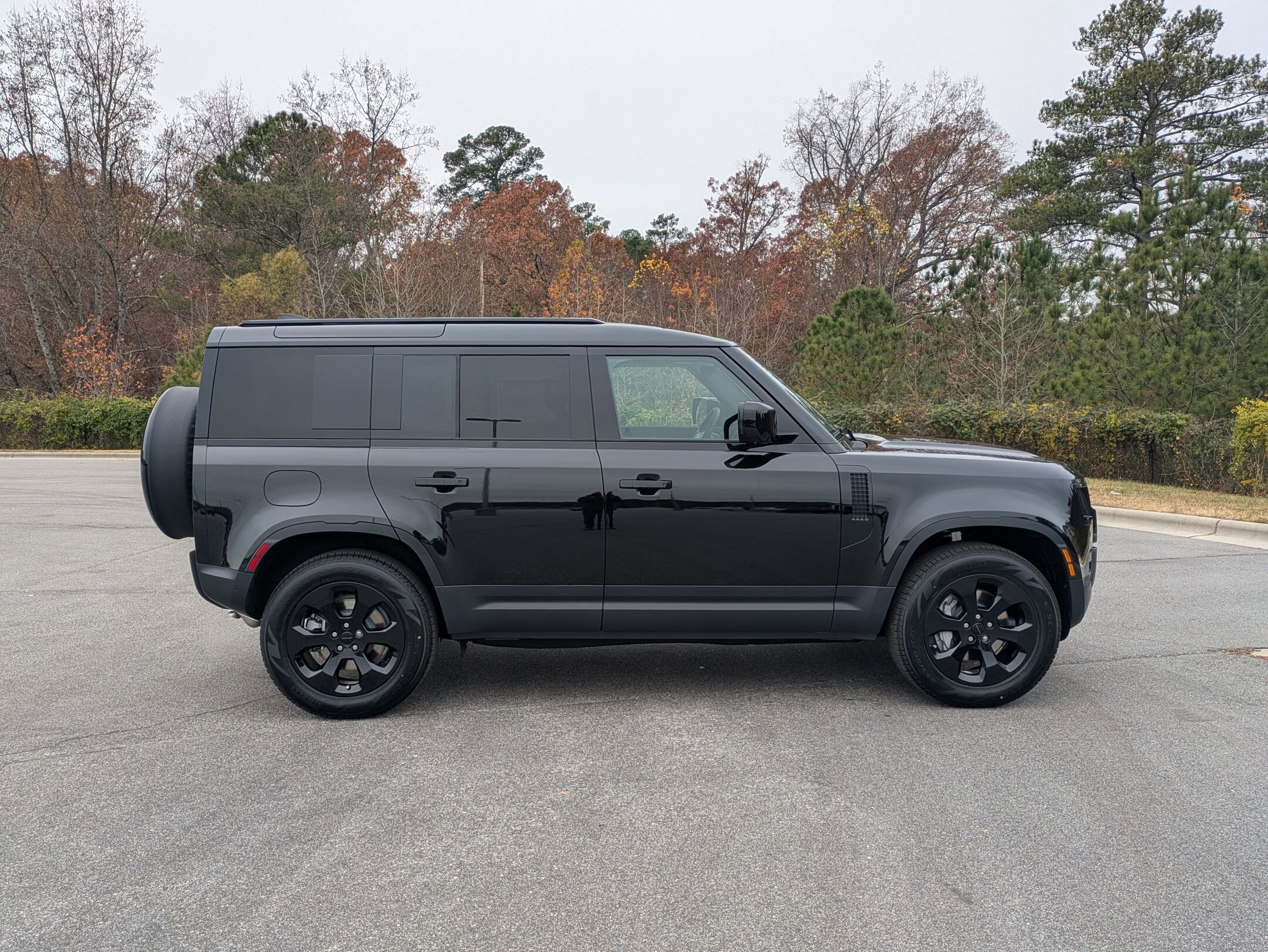 2026 Land Rover Defender 110 S photo 4