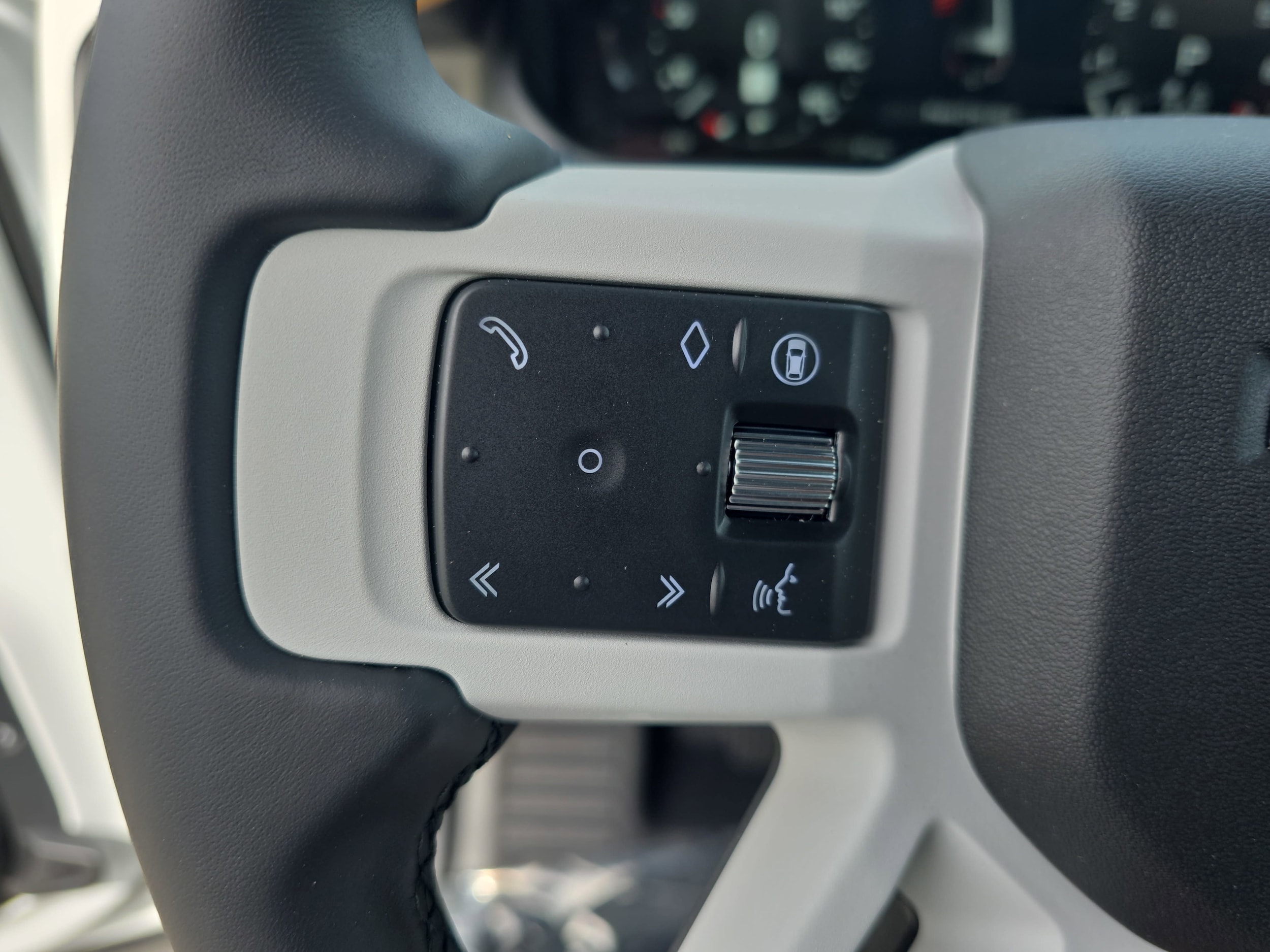 2026 Land Rover Defender X-Dynamic SE - Photo 18
