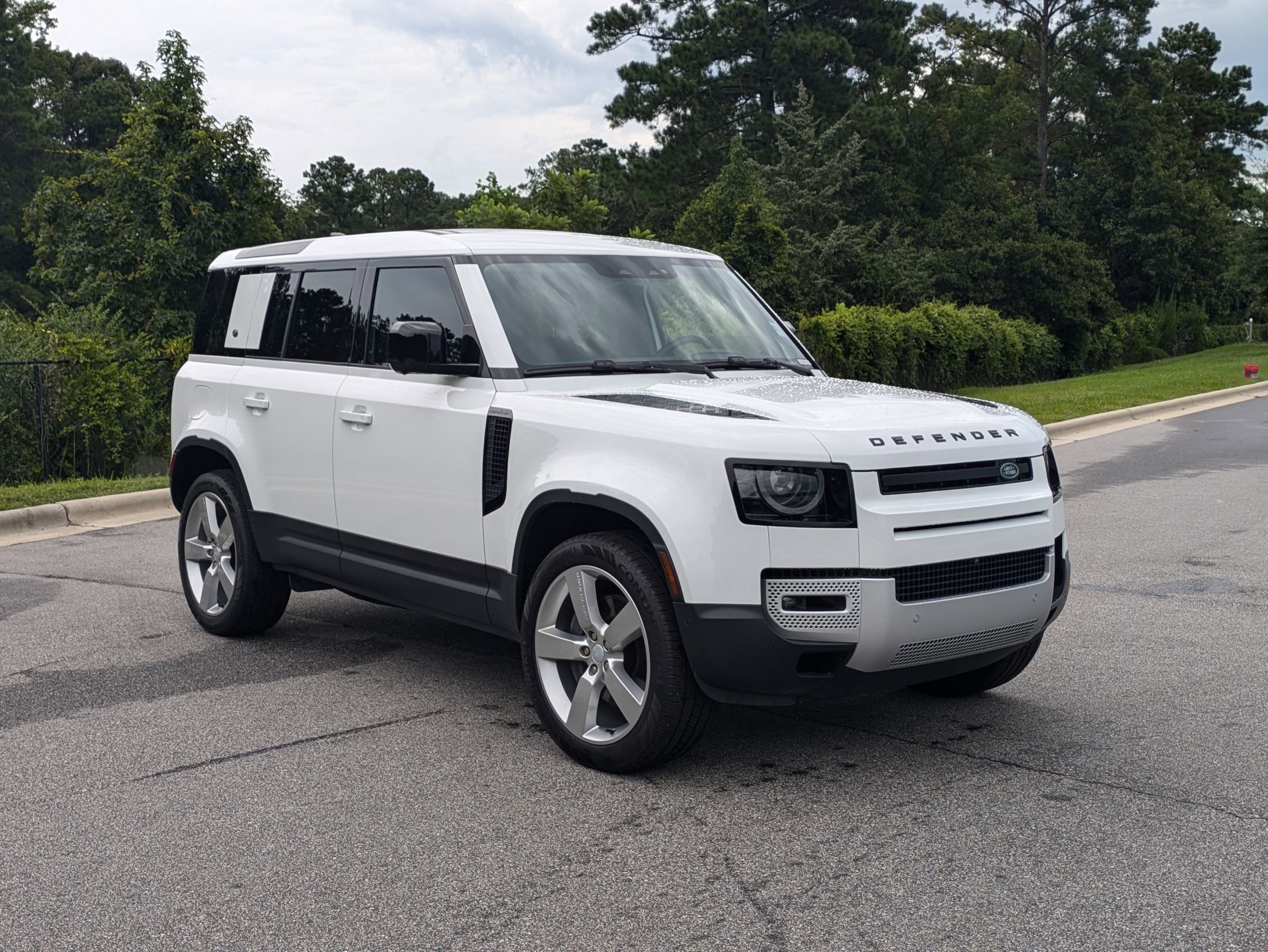2024 Land Rover Defender 110 SE photo 3