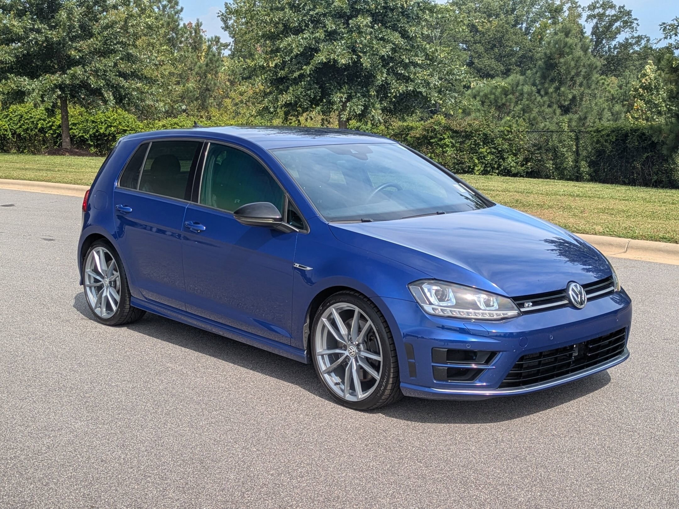 2017 Volkswagen Golf R 4Motion photo 3