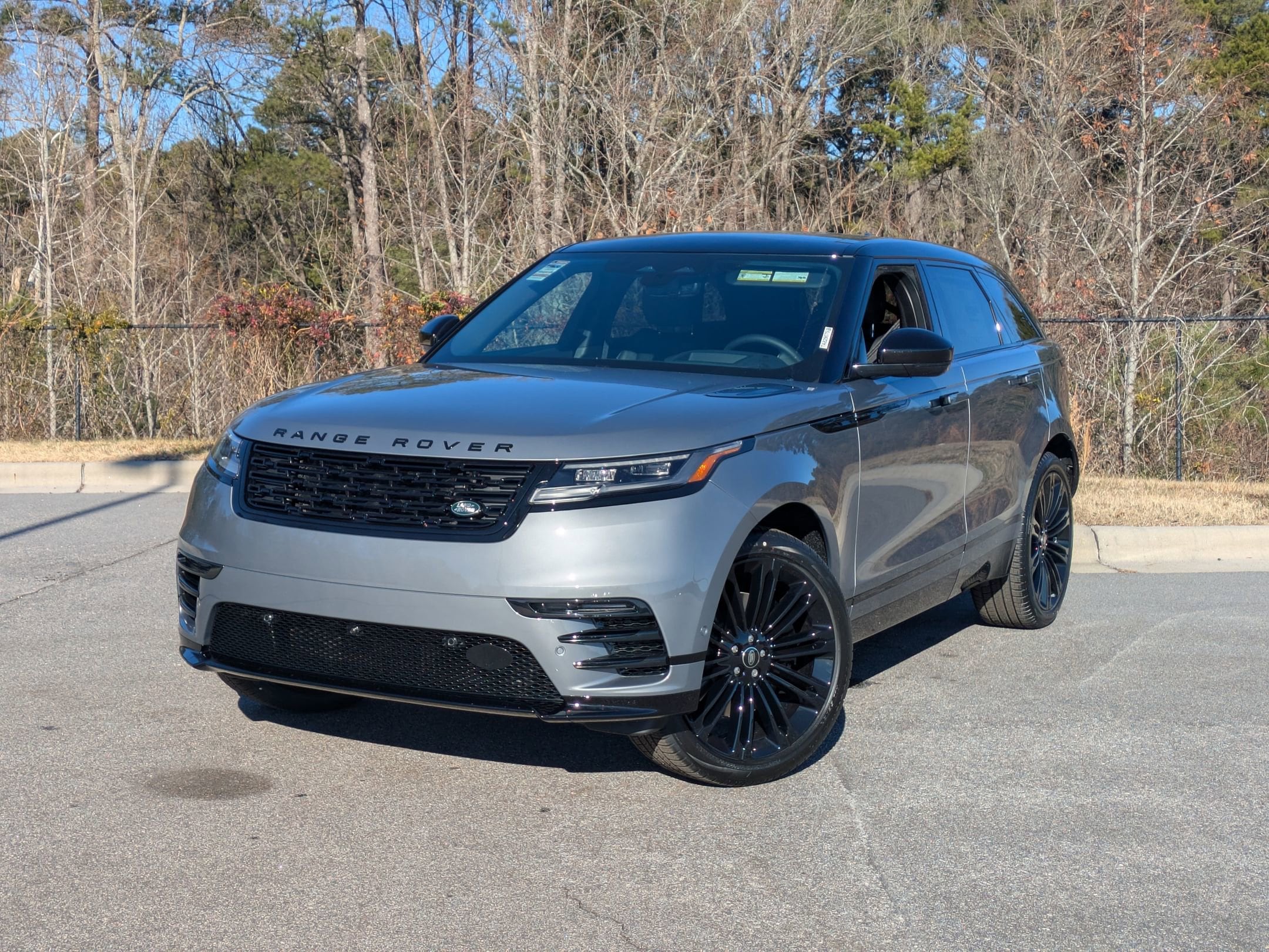 2026 Land Rover Range Rover Velar Dynamic SE's photo