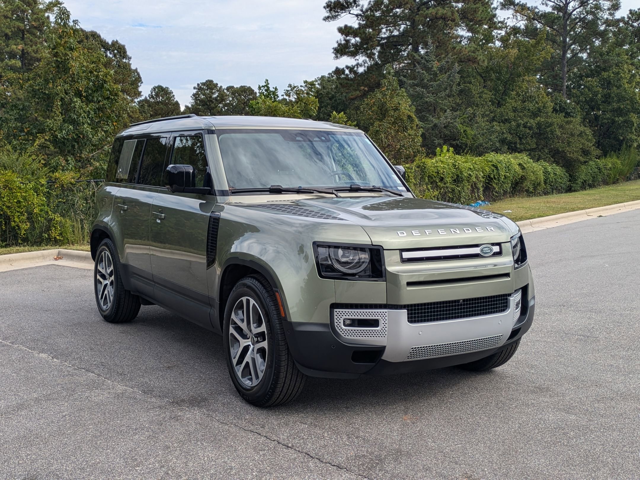 2023 Land Rover Defender SE photo 3