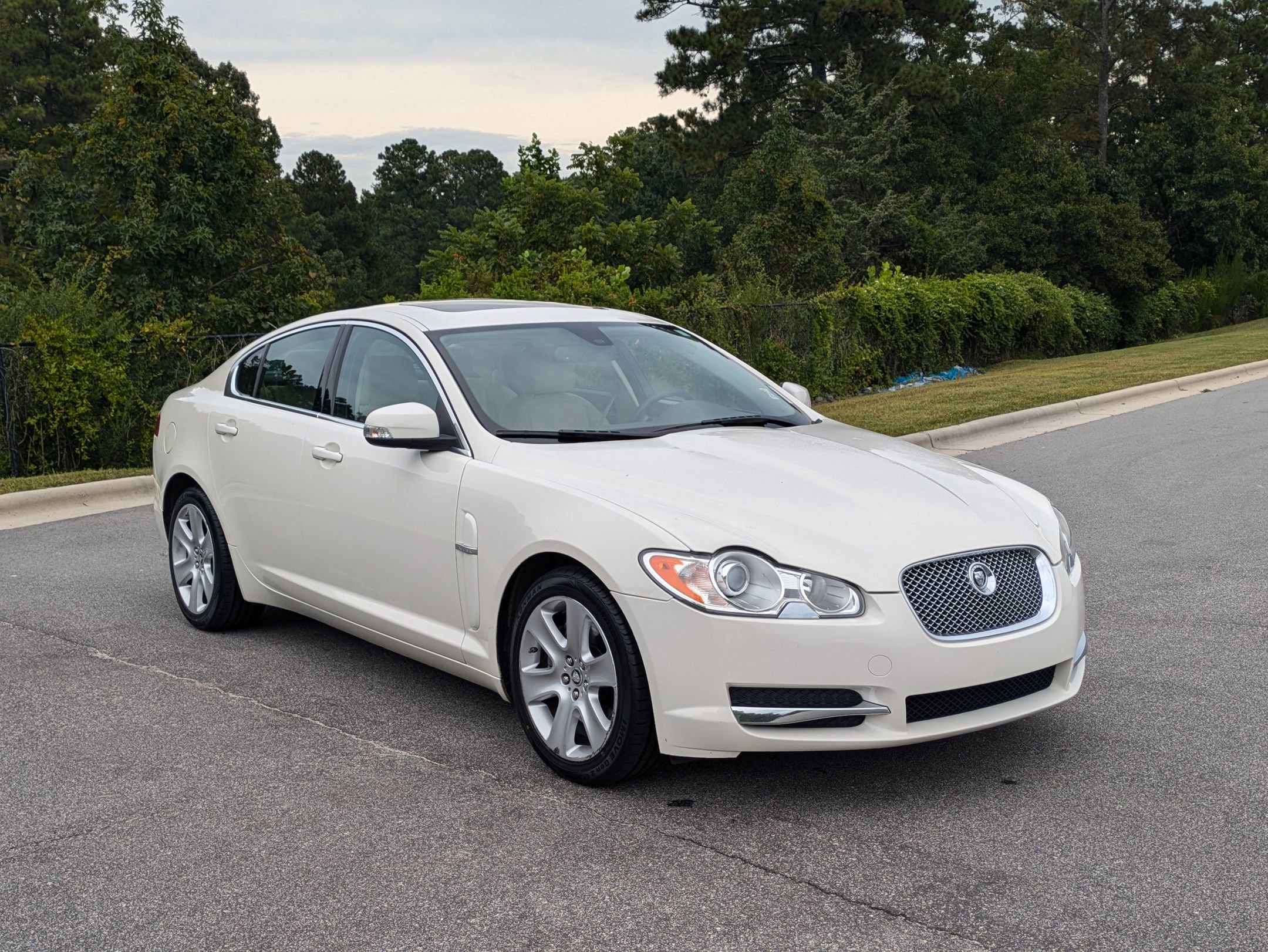 2009 Jaguar XF Luxury photo 3