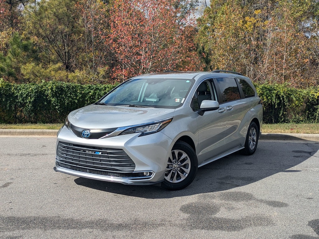 Used 2022 Toyota Sienna XLE Van Passenger Van
