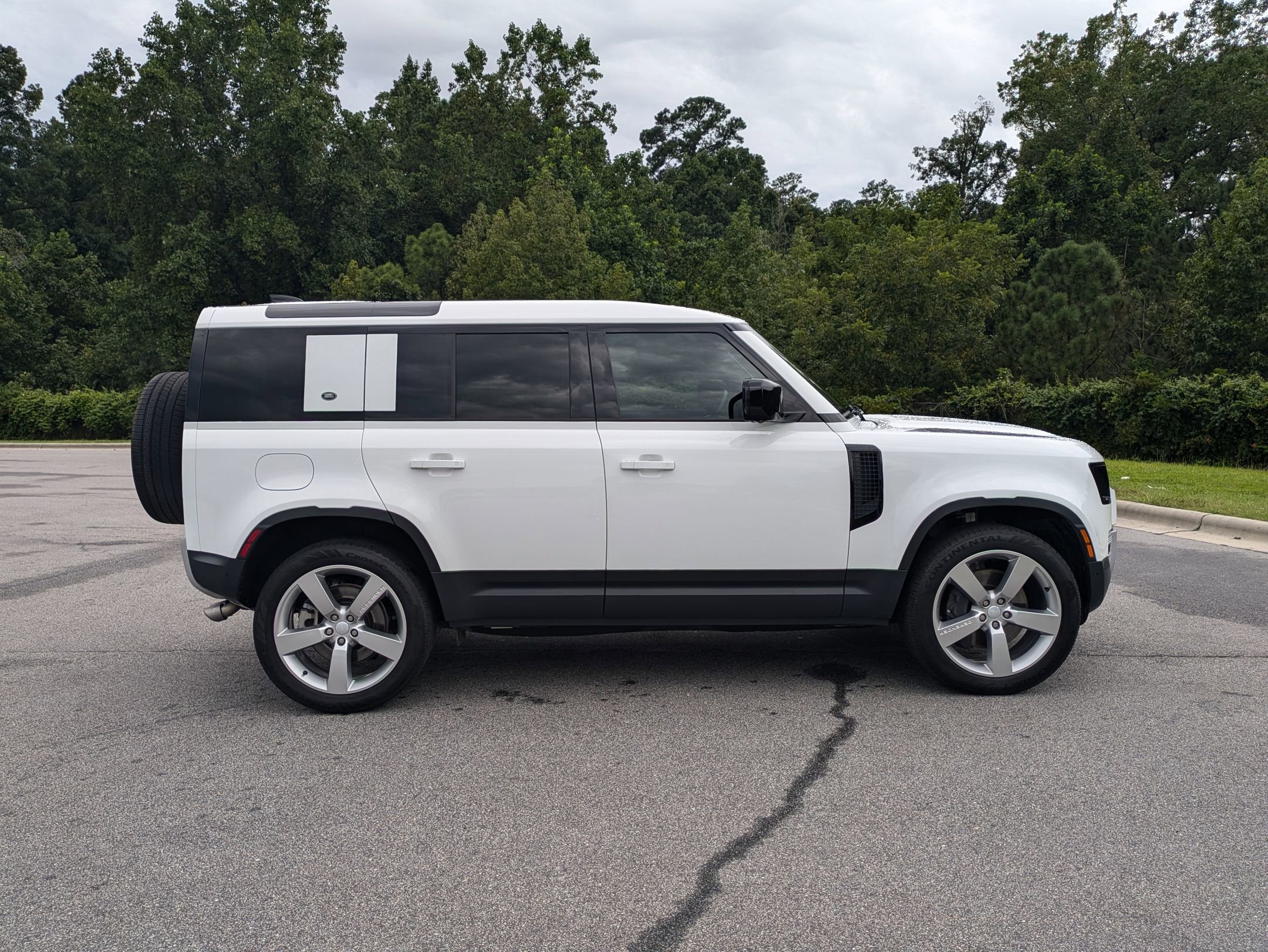 2024 Land Rover Defender 110 SE photo 4