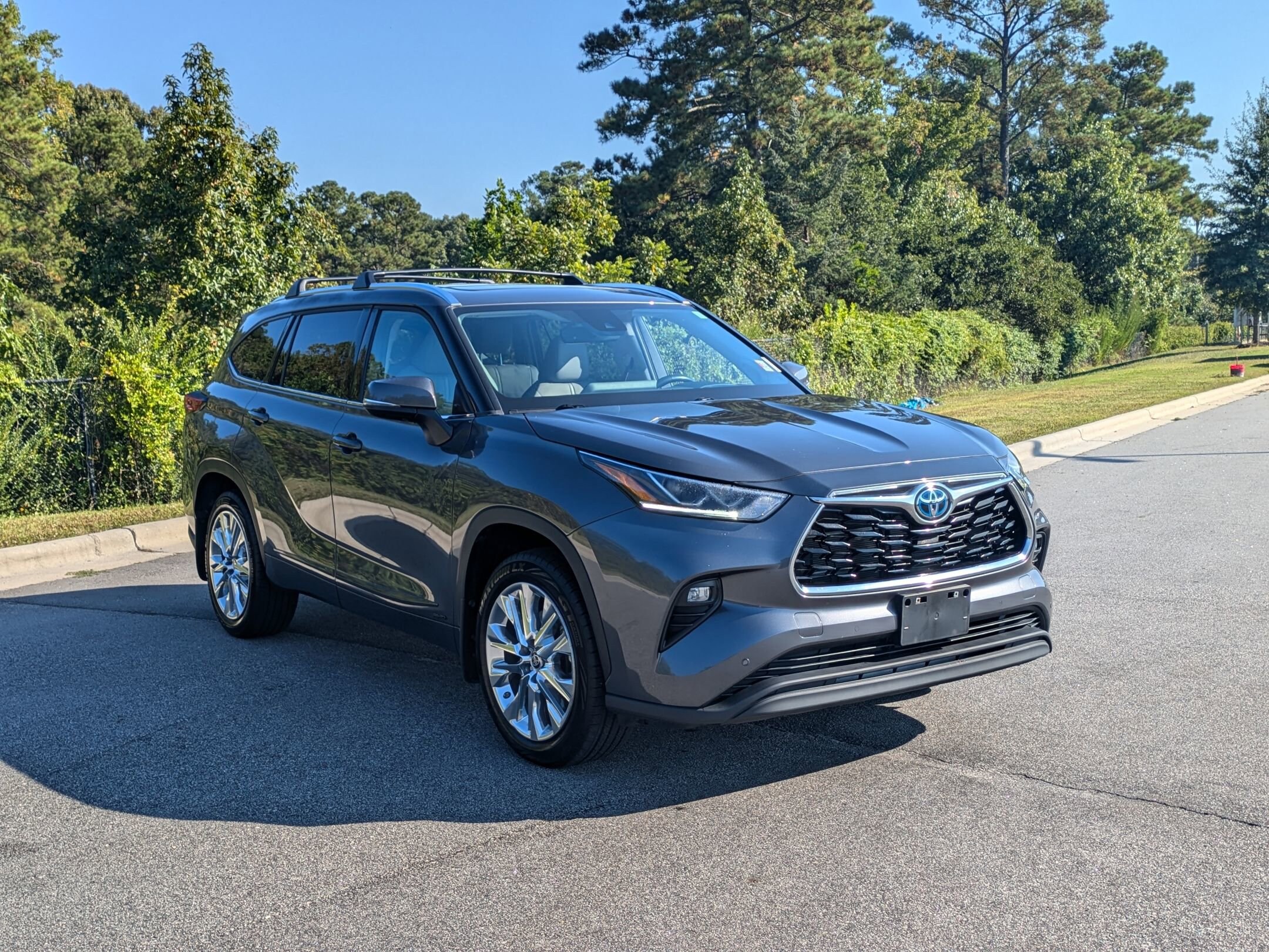 2023 Toyota Highlander Hybrid Limited photo 2