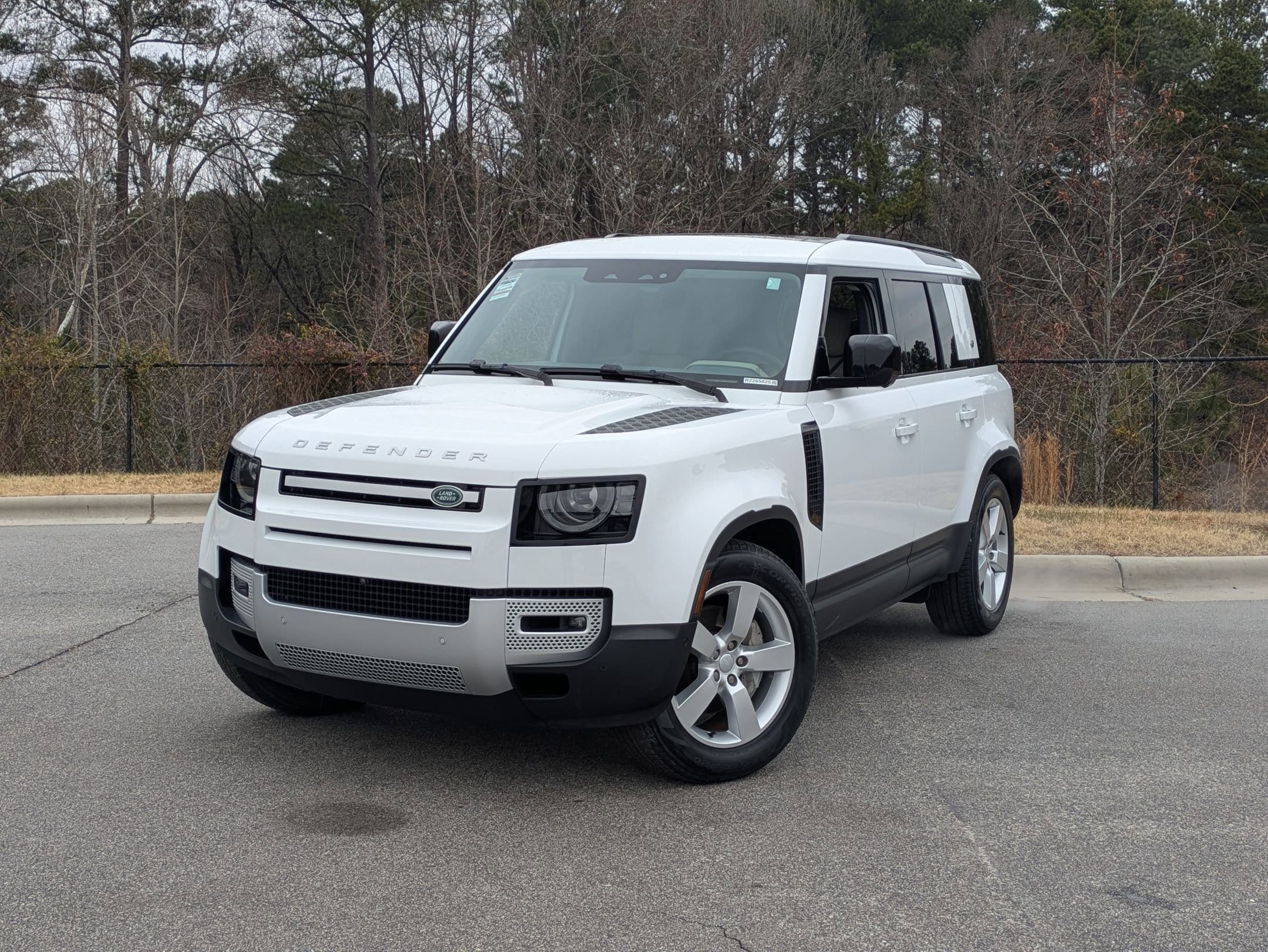 2024 Land Rover Defender S's photo