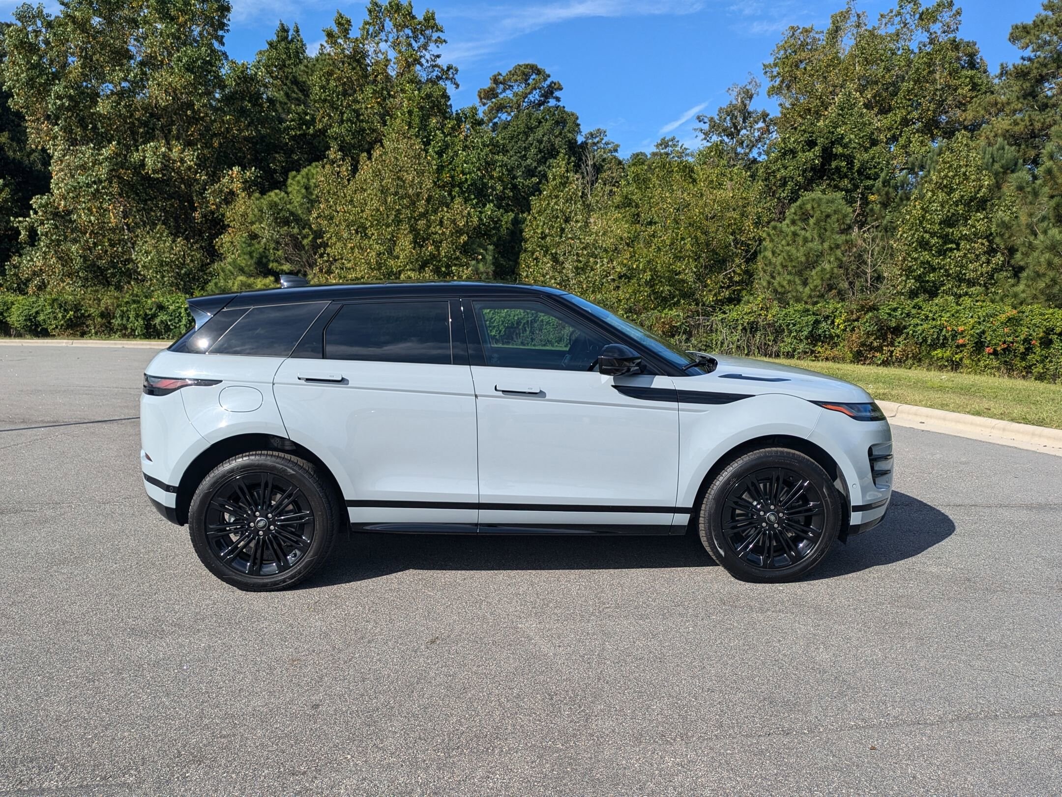 2024 Land Rover Range Rover Evoque Dynamic SE photo 4