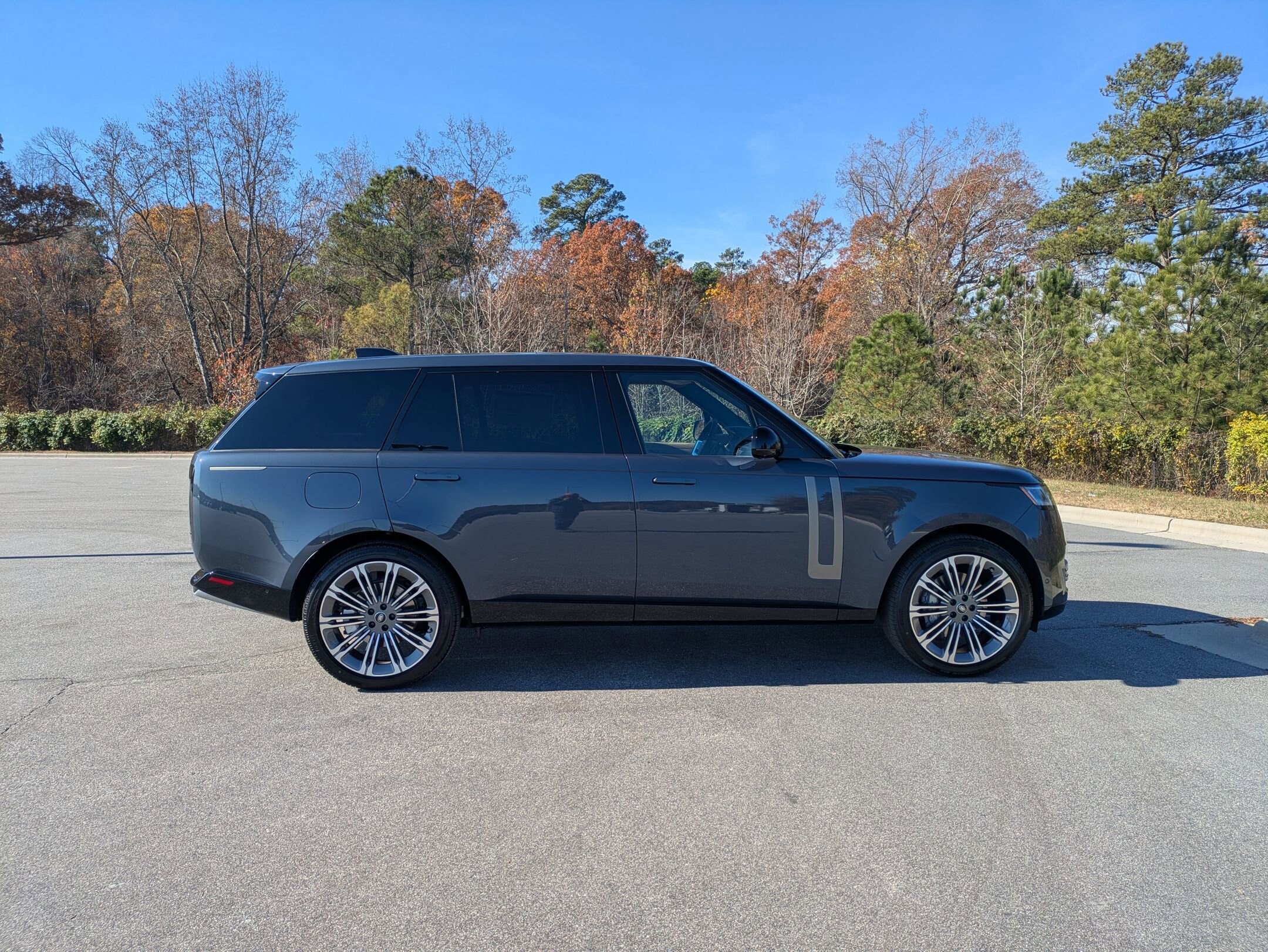 2025 Land Rover Range Rover SE photo 4