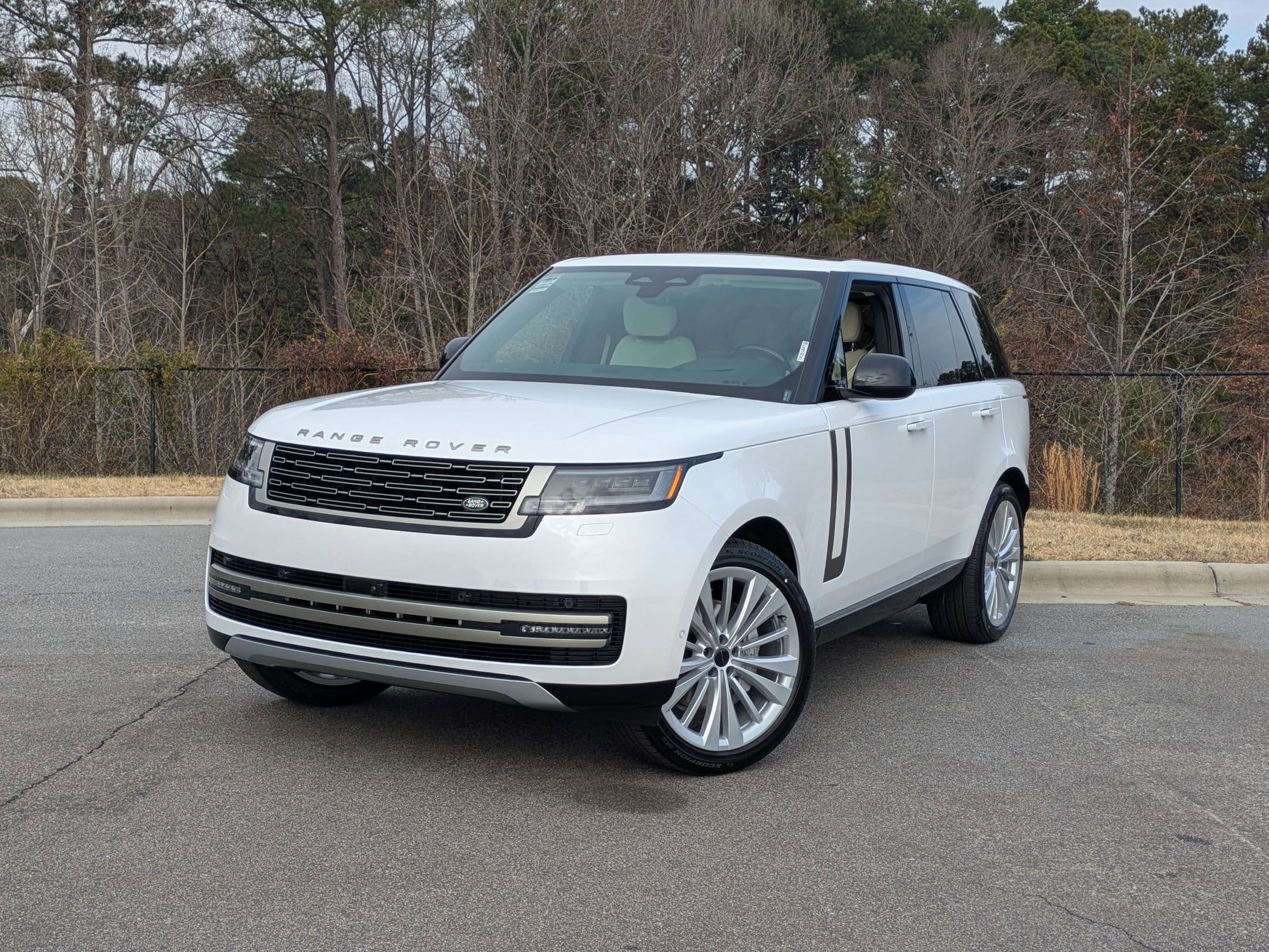 2026 Land Rover Range Rover SE's photo