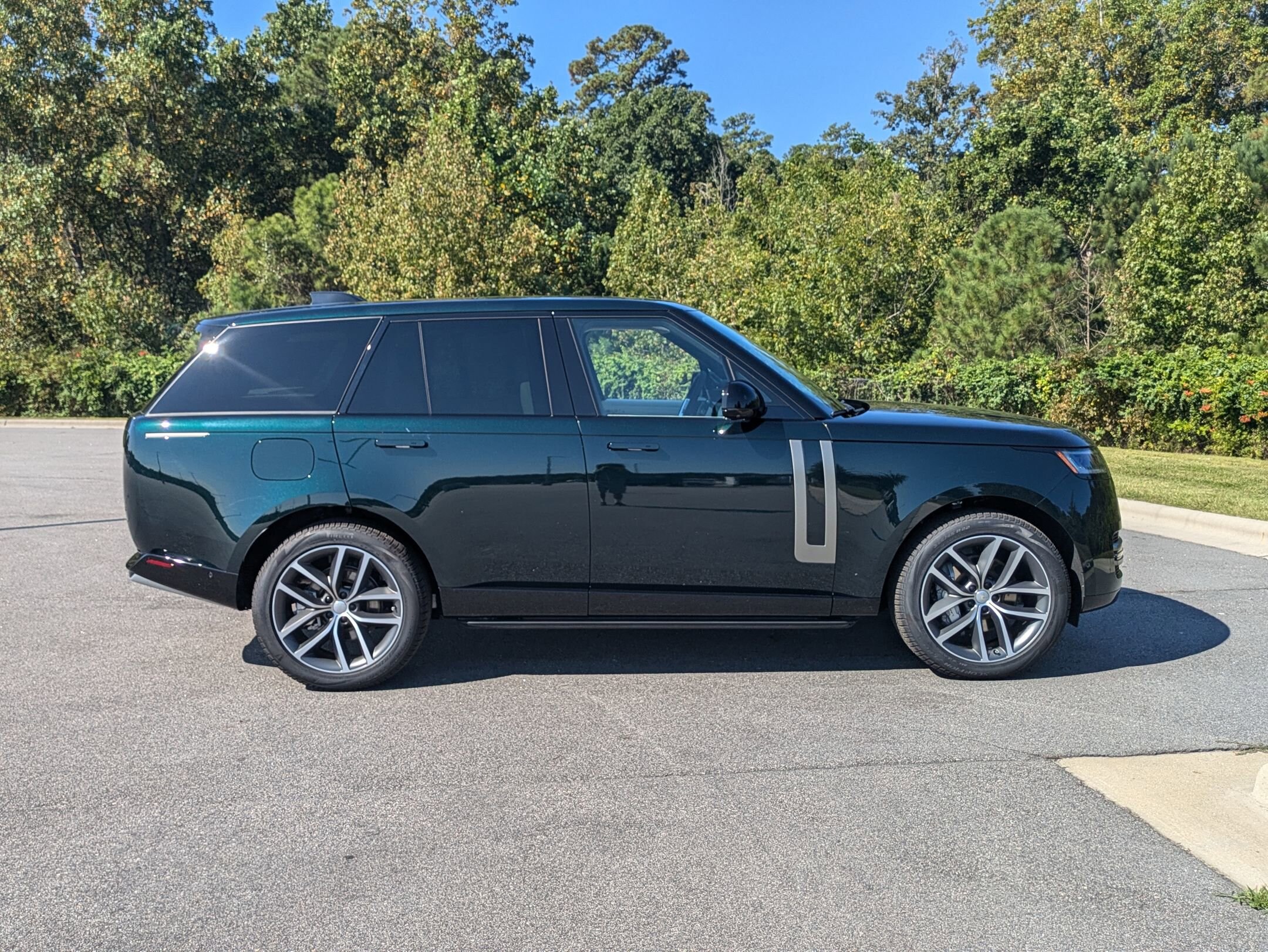 2025 Land Rover Range Rover SE photo 2