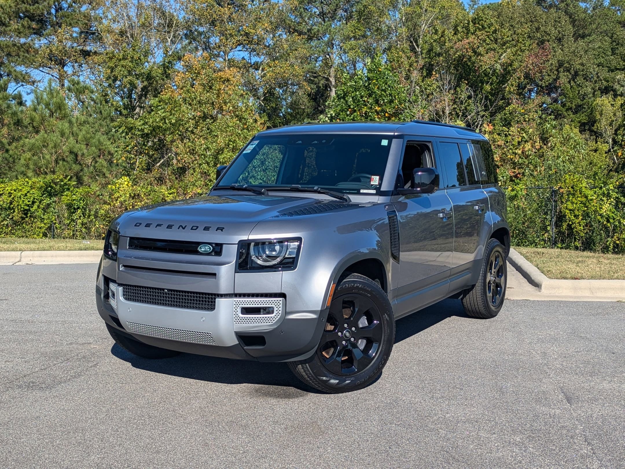 2023 Land Rover Defender SE's photo