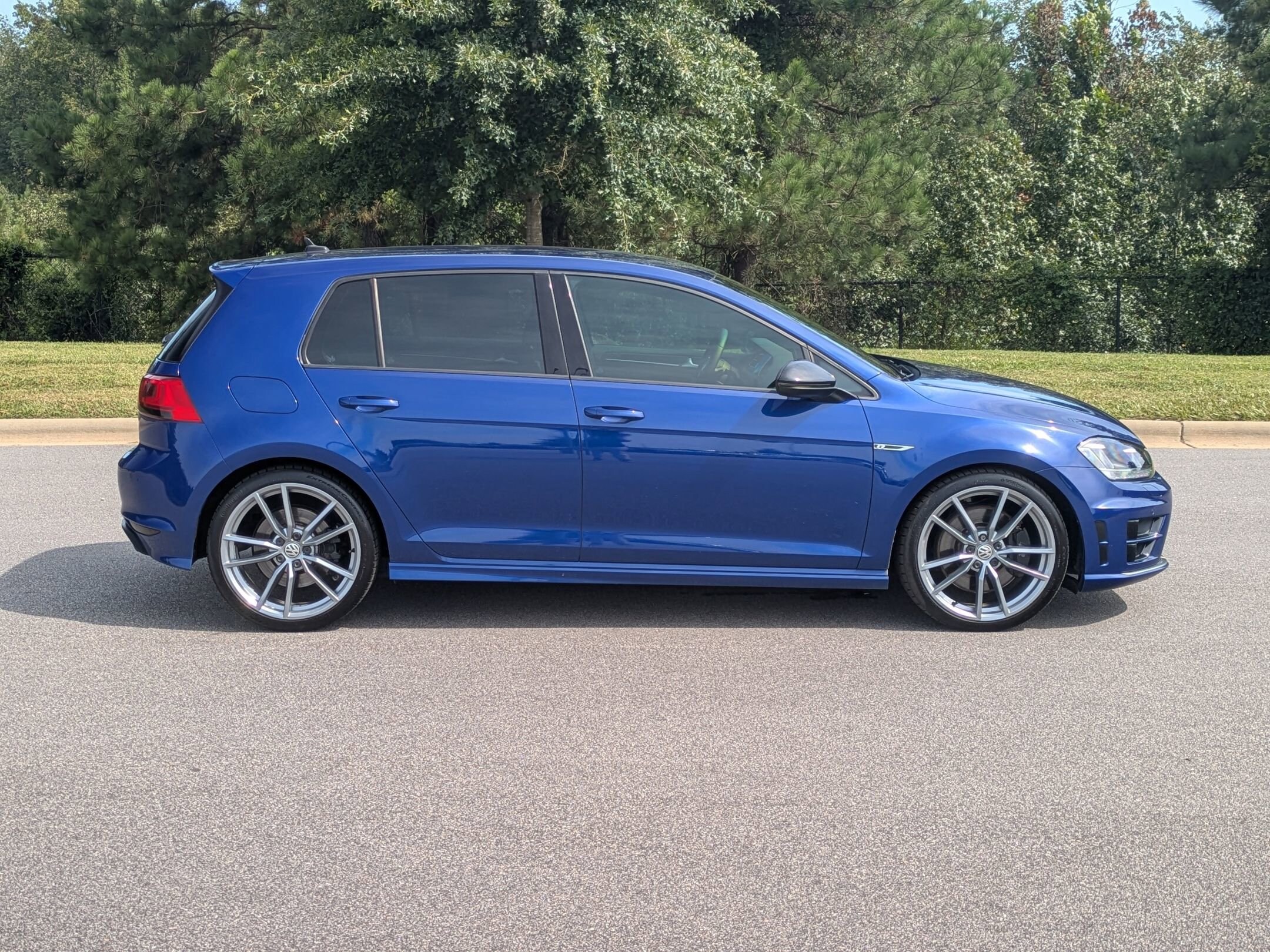 2017 Volkswagen Golf R 4Motion photo 4
