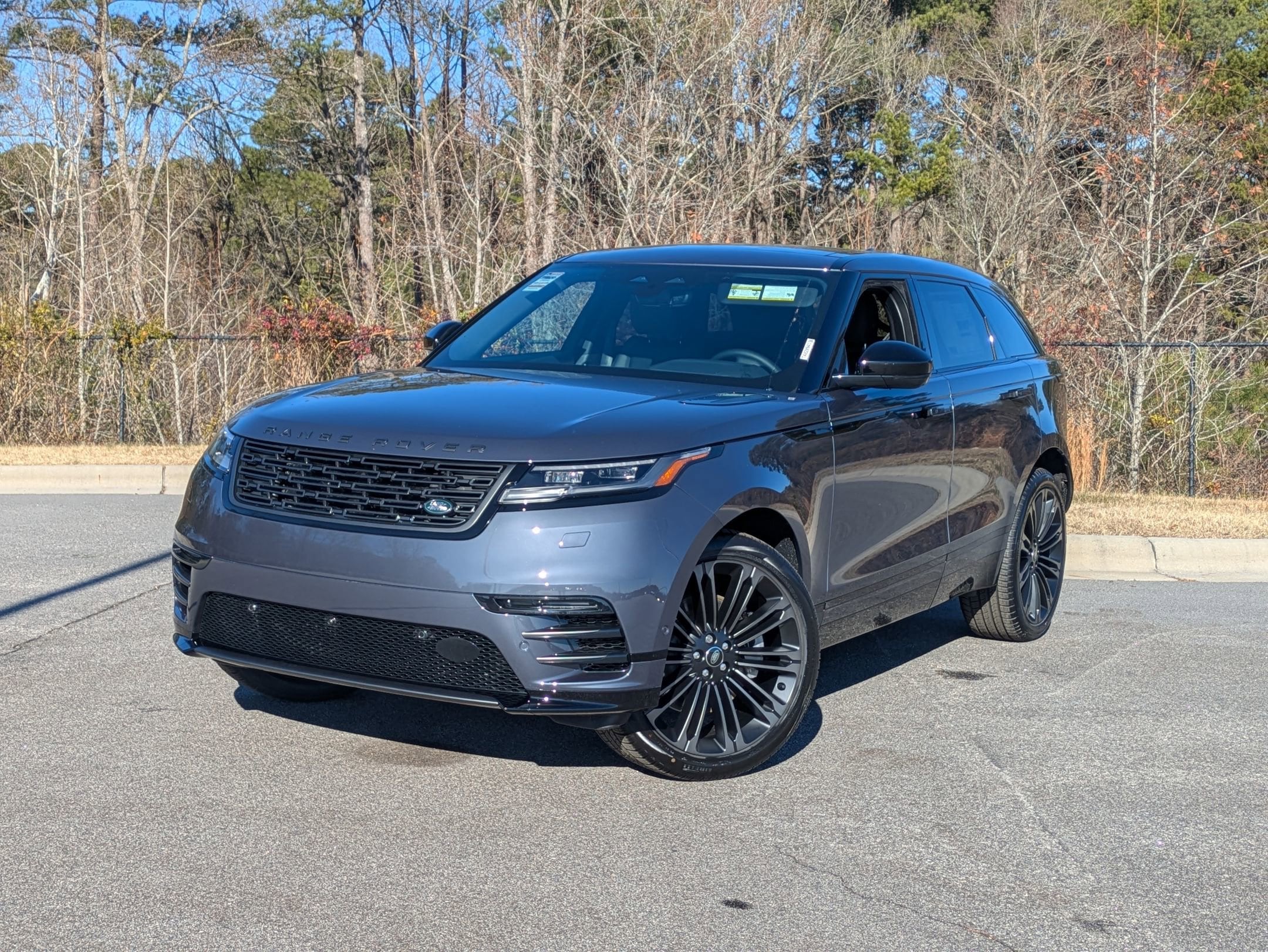 2026 Land Rover Range Rover Velar Dynamic SE's photo