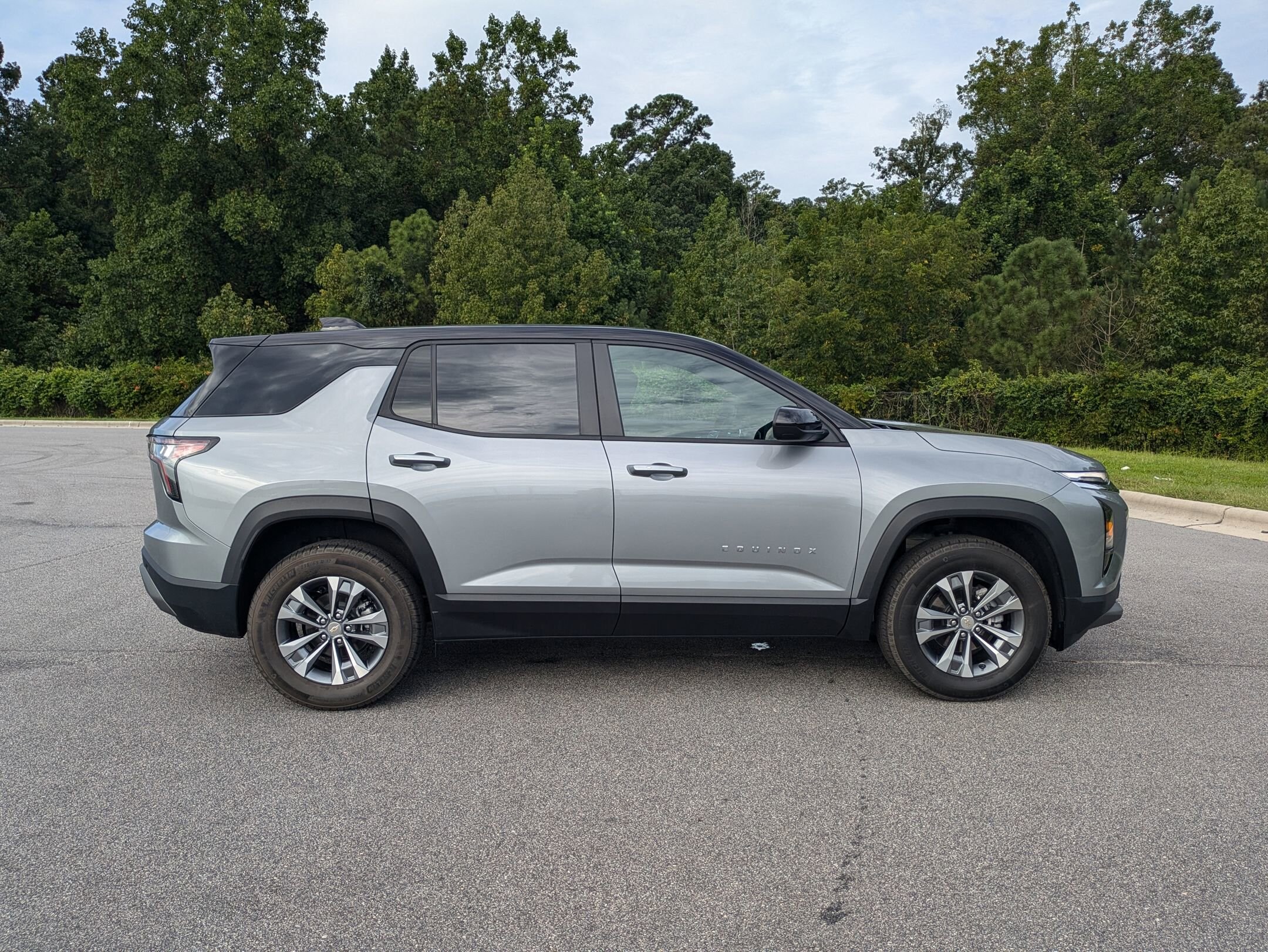 2025 Chevrolet Equinox LT photo 3