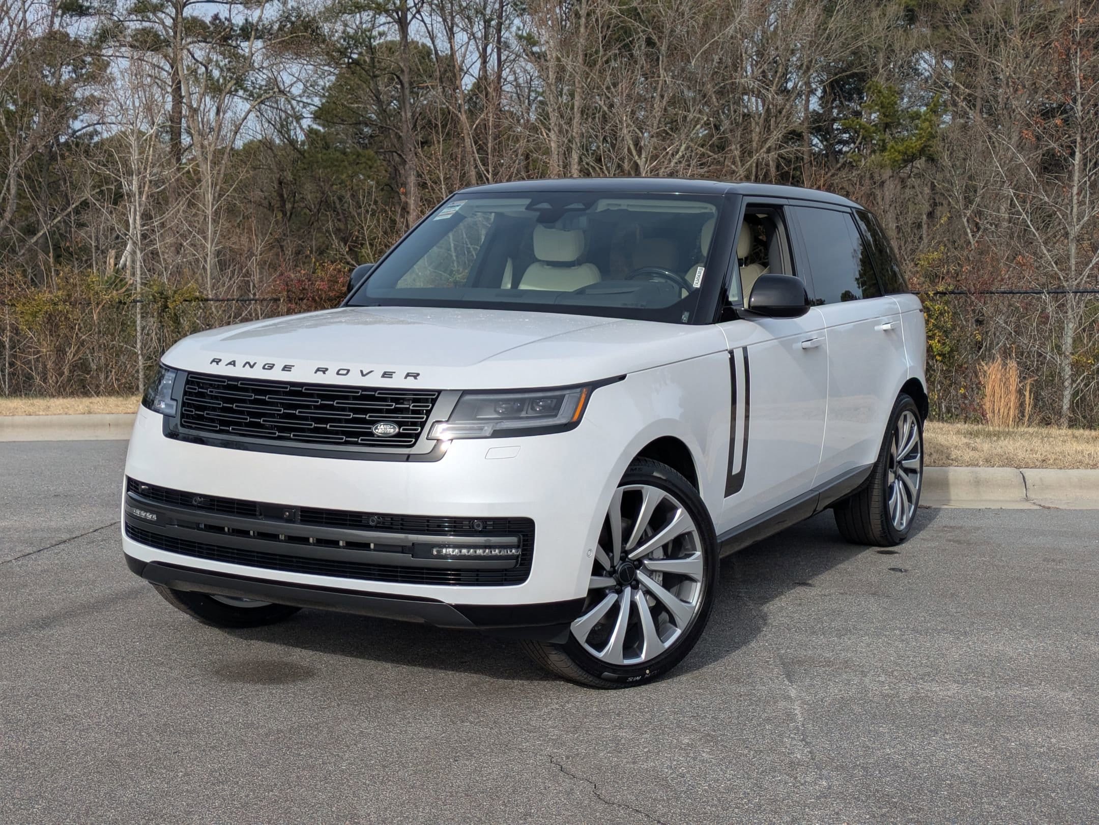 2026 Land Rover Range Rover SE's photo