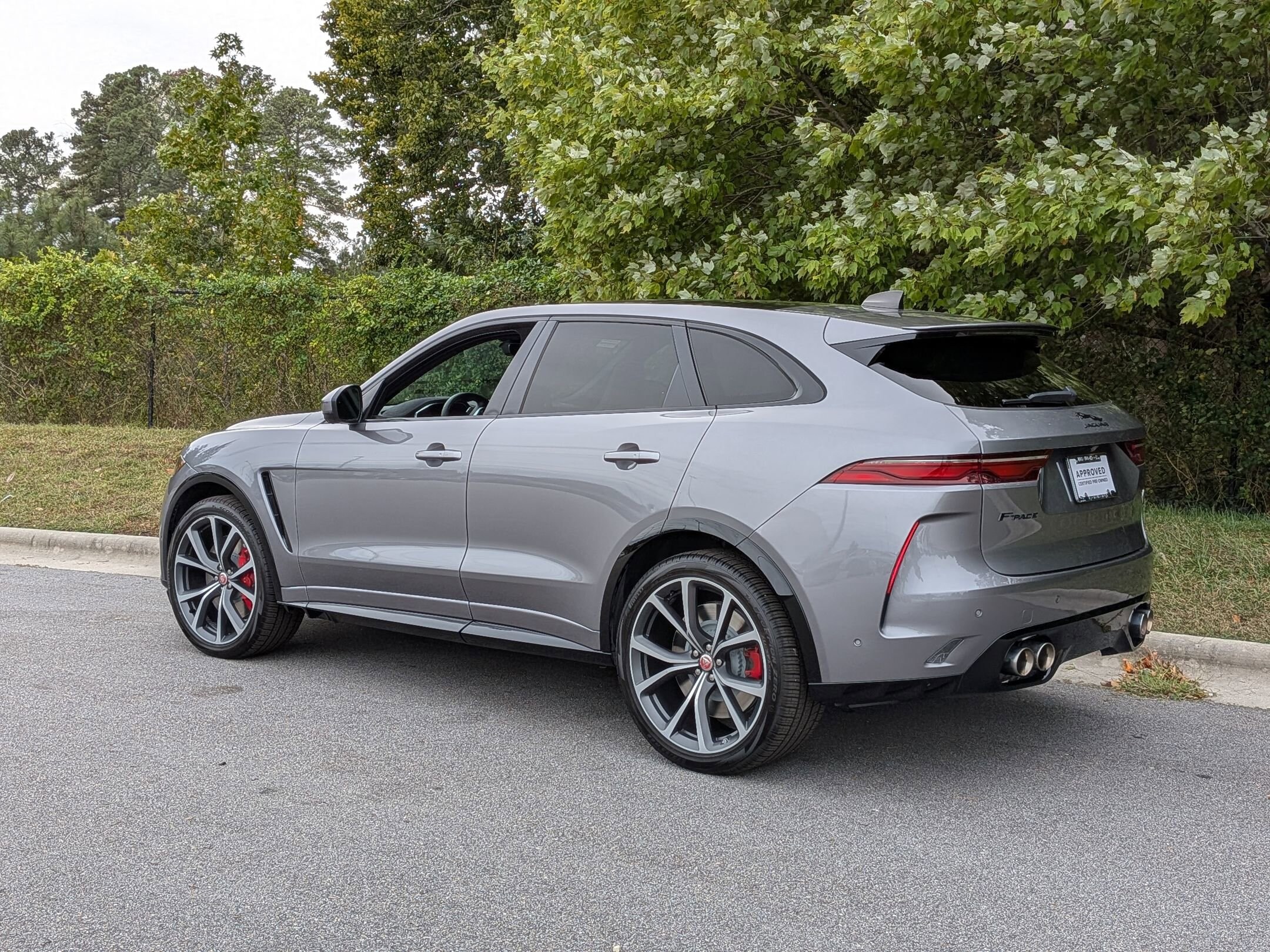 2023 Jaguar F-PACE SVR photo 3