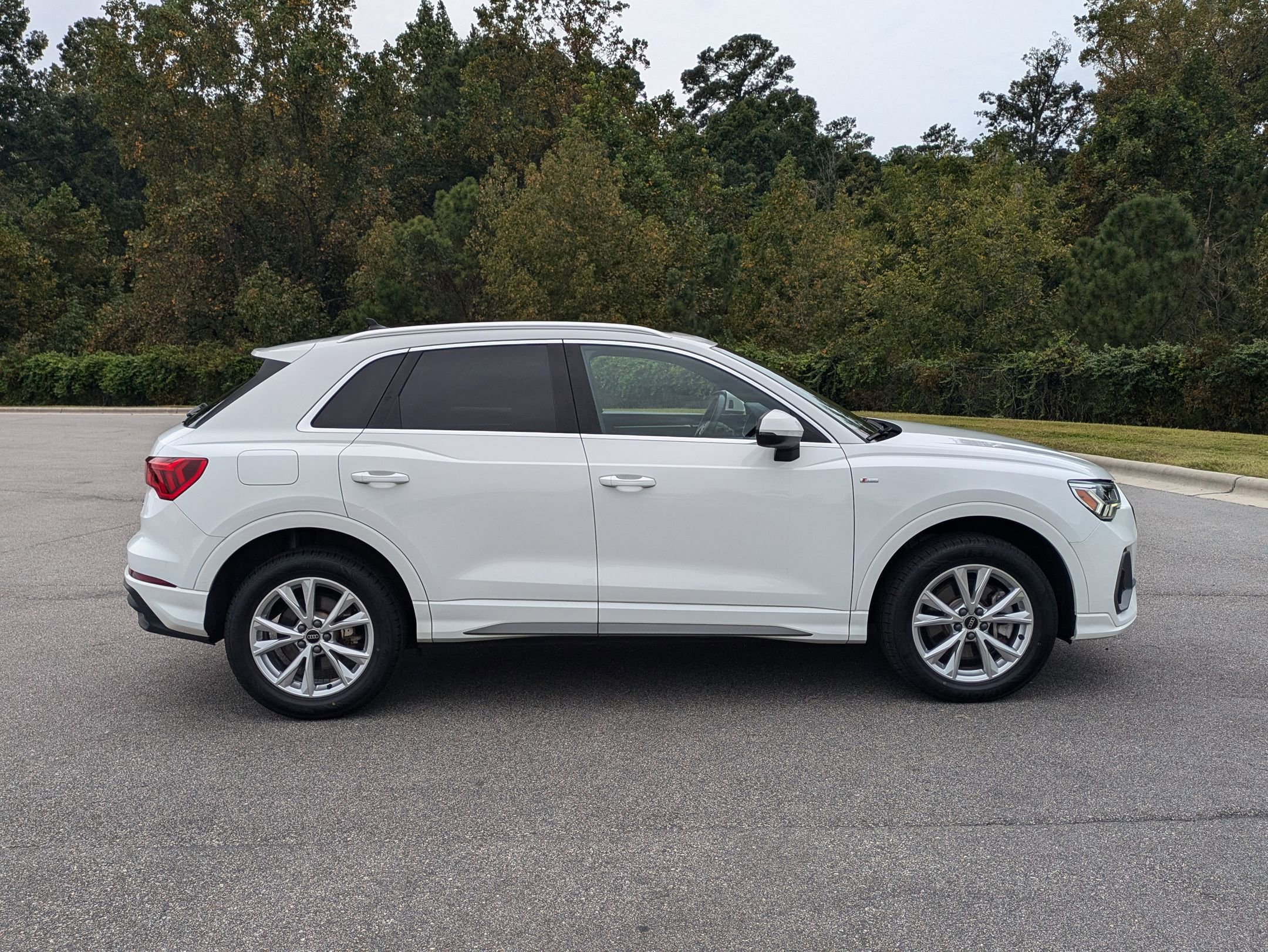 2023 Audi Q3 S line Premium photo 3