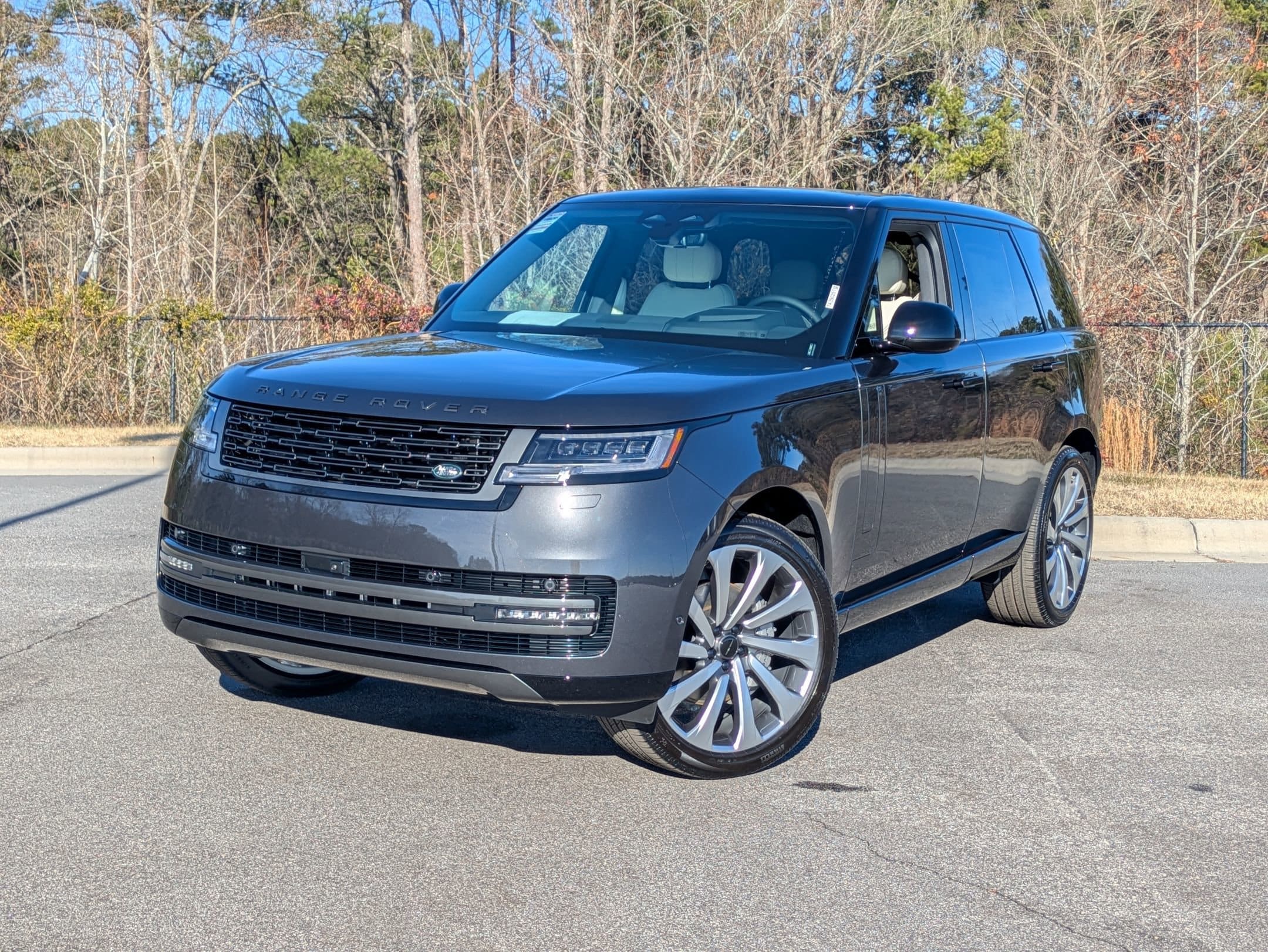 2026 Land Rover Range Rover SE's photo