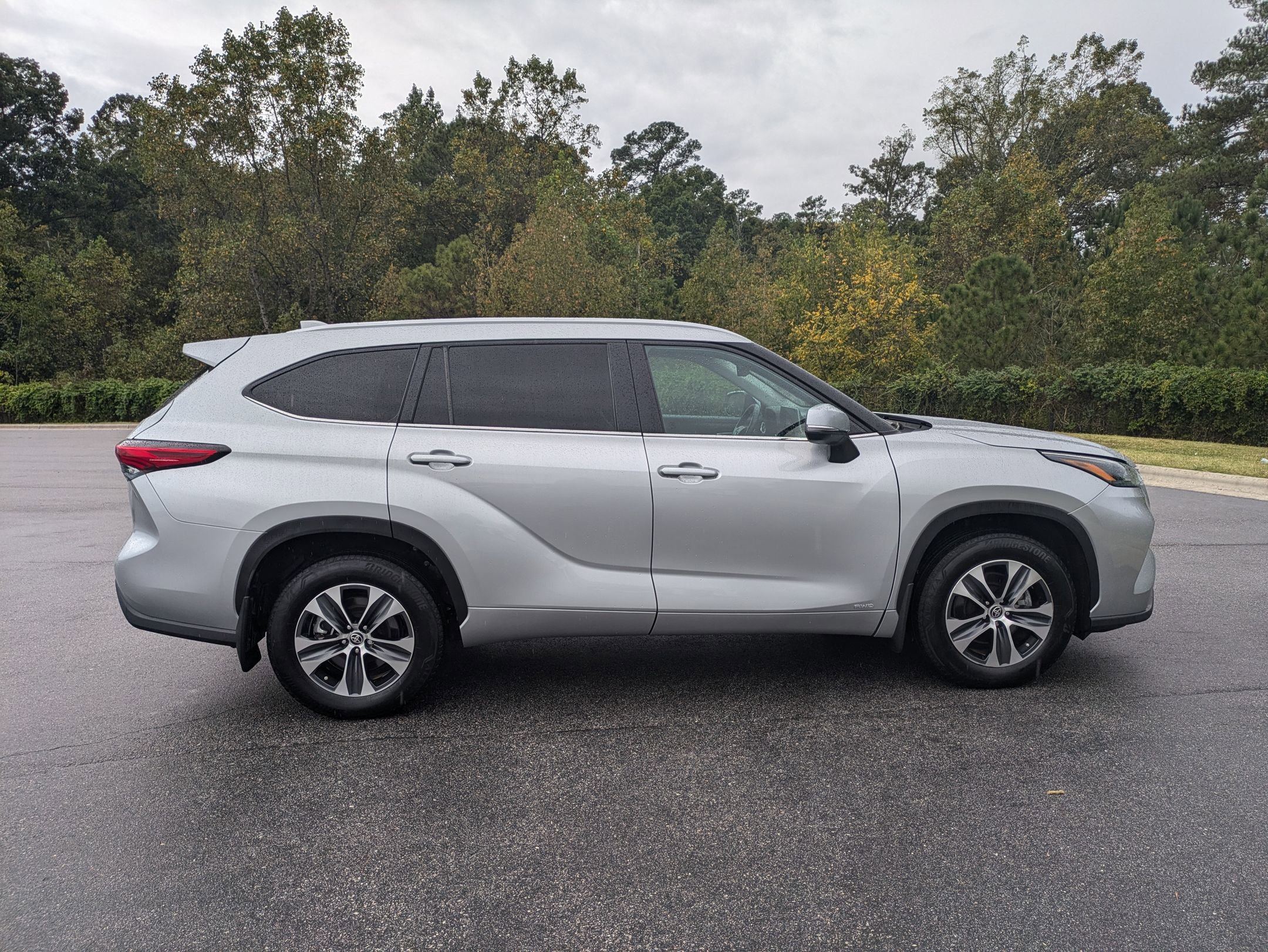 2023 Toyota Highlander Hybrid XLE photo 4