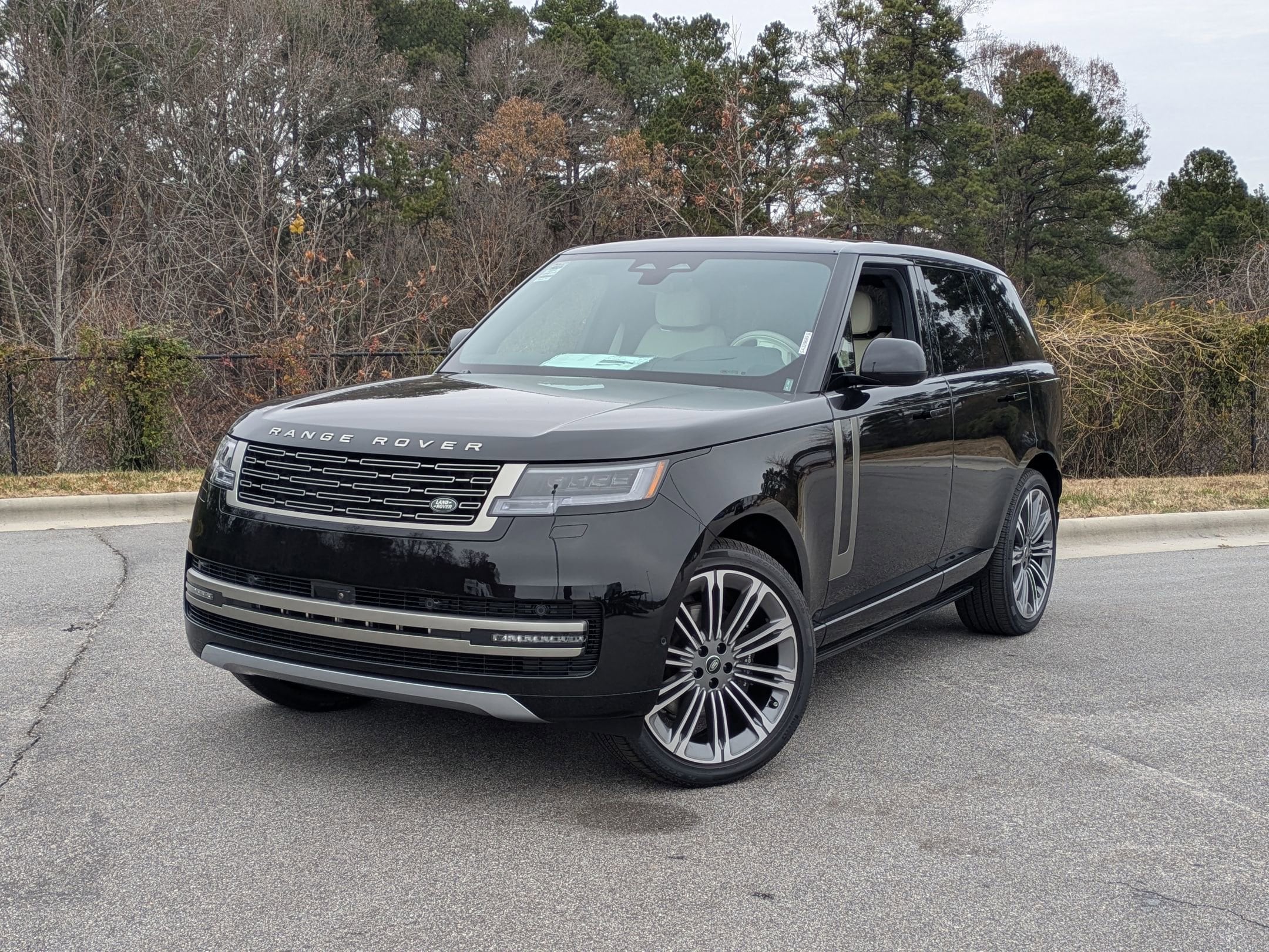 2025 Land Rover Range Rover SE's photo