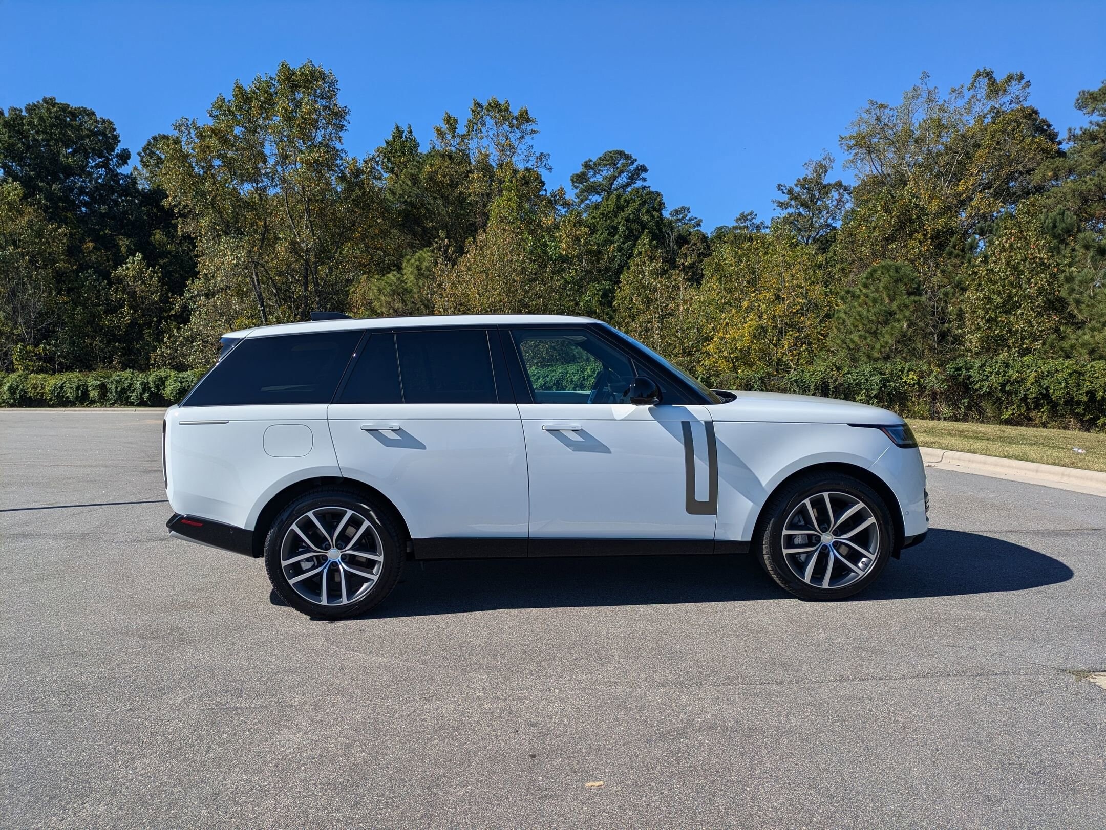 2025 Land Rover Range Rover SE photo 2