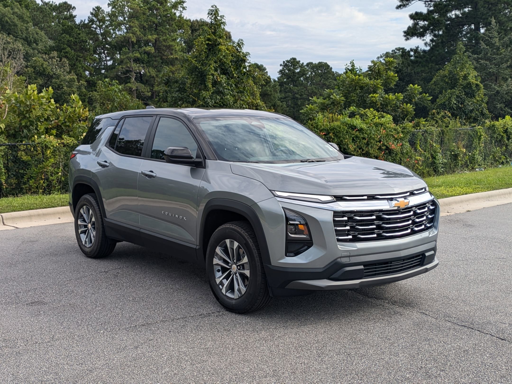 2025 Chevrolet Equinox LT photo 2
