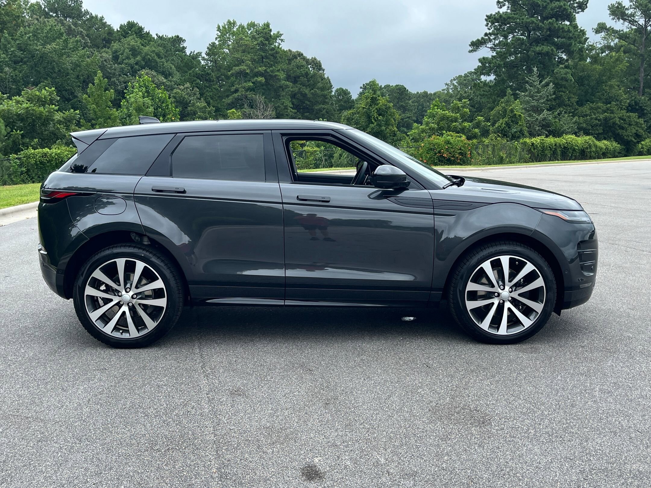 2026 Land Rover Range Rover Evoque Dynamic SE photo 4