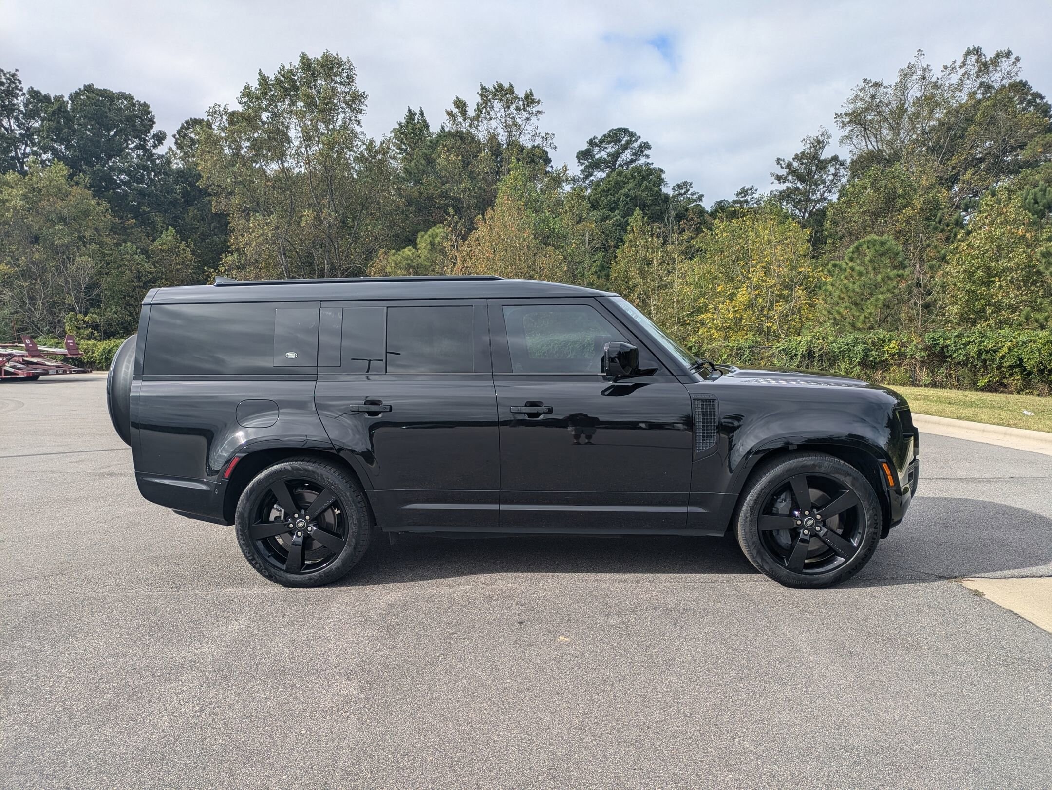 2024 Land Rover Defender 130 X-Dynamic SE photo 2