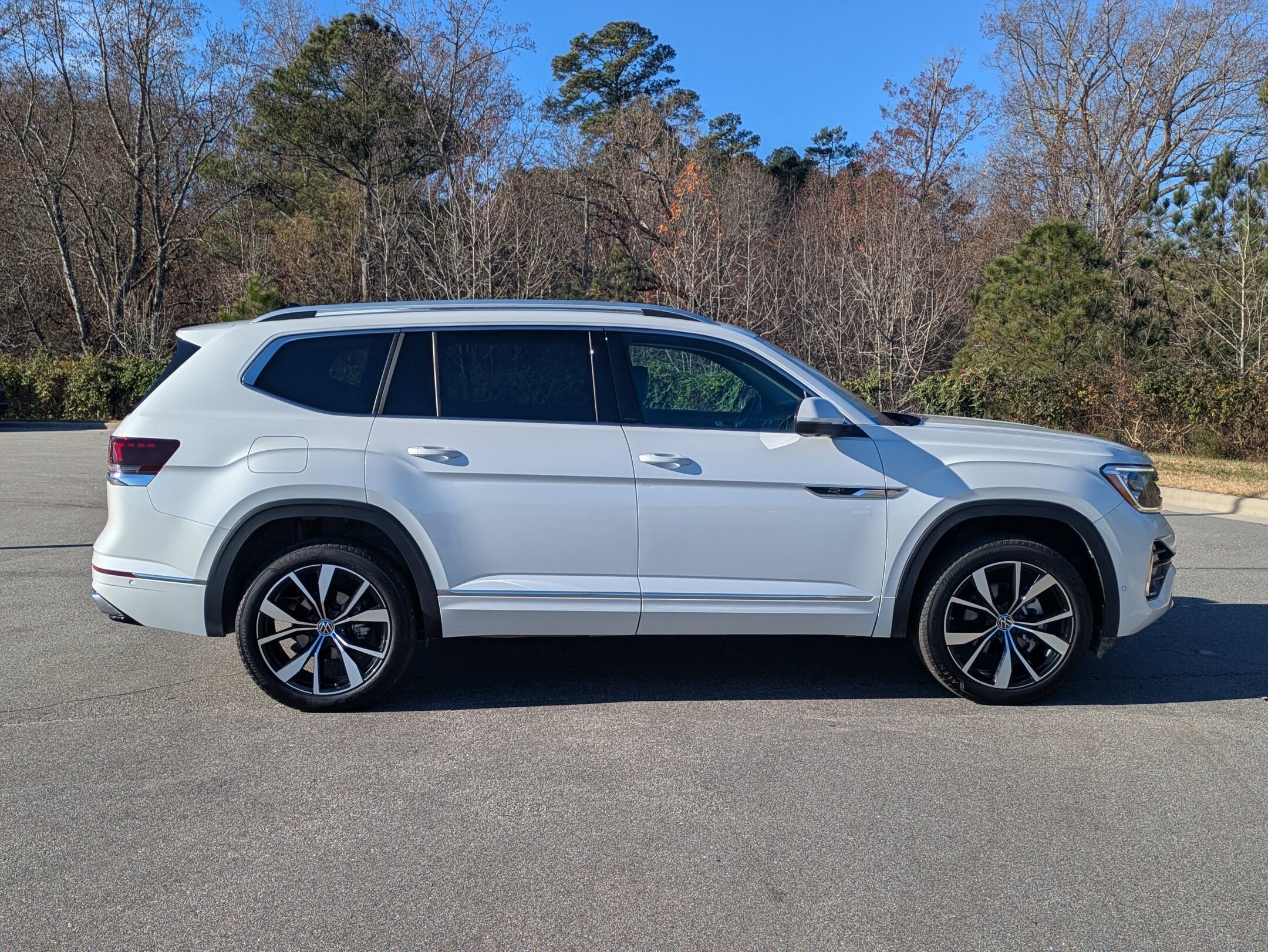 2024 Volkswagen Atlas SEL Premium R-Line photo 2