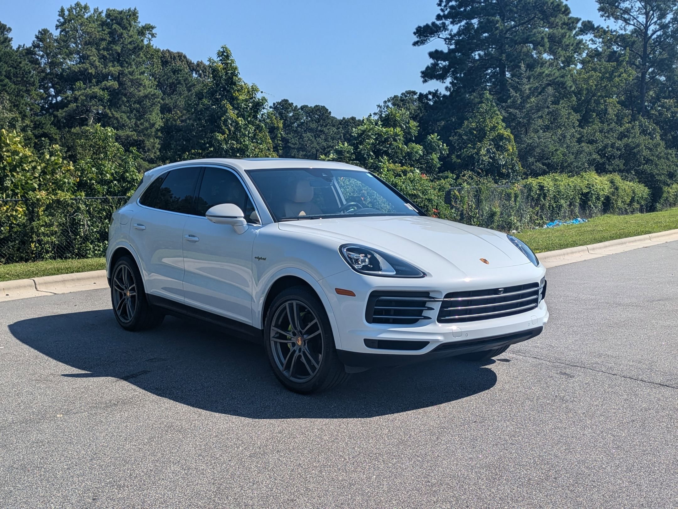 2022 Porsche Cayenne E-Hybrid Base photo 3