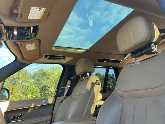 2023 Land Rover Range Rover SE photo 2