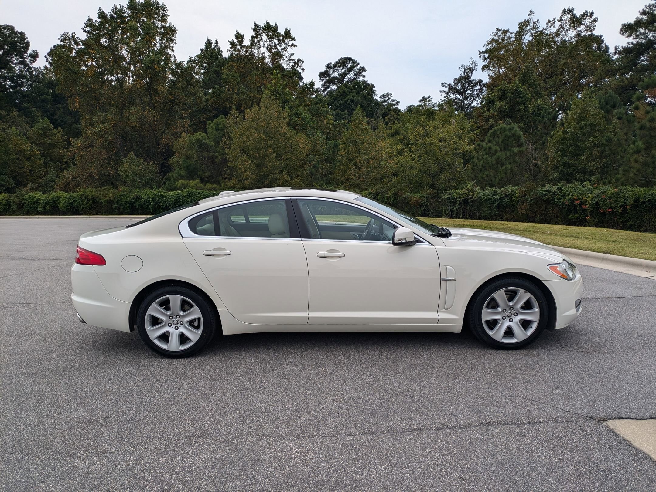 2009 Jaguar XF Luxury photo 4