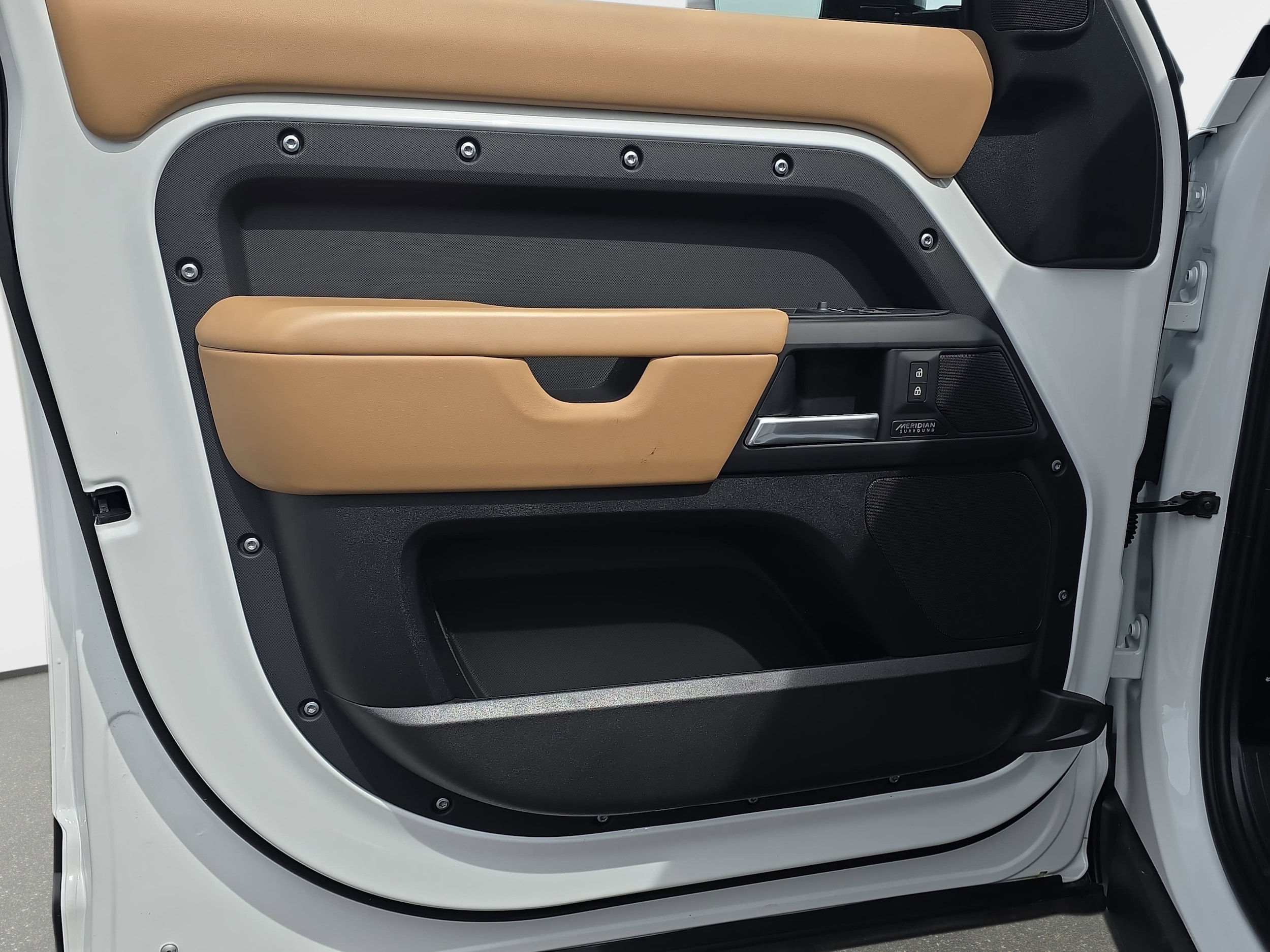 2026 Land Rover Defender X-Dynamic SE - Photo 28
