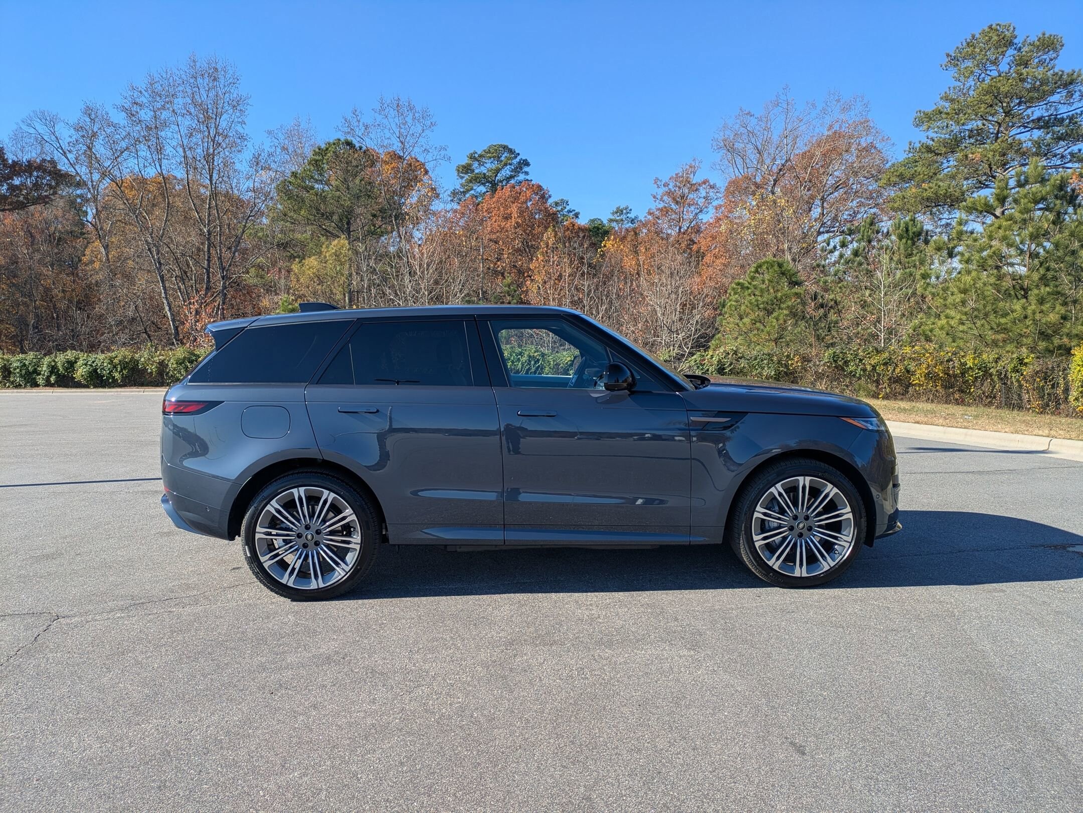 2025 Land Rover Range Rover Sport P460e Dynamic SE photo 3